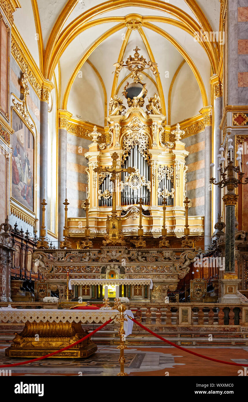 Basilika; Kathedrale Maria Himmelfahrt, Altar, Orgel, reich verzierte, Duomo, Kathedrale San Gennaro; 14. Jahrhundert; katholisch; alte religiöse Gebäude; N Stockfoto