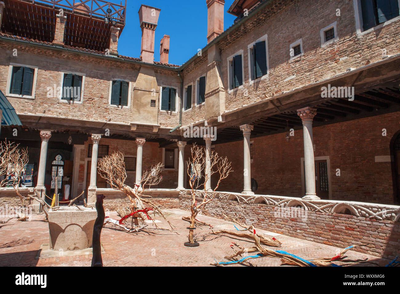 Kunst Ausstellung "Marni" im Innenhof der Abtei von San Gregorio, Dorsoduro, Venedig, Italien Stockfoto