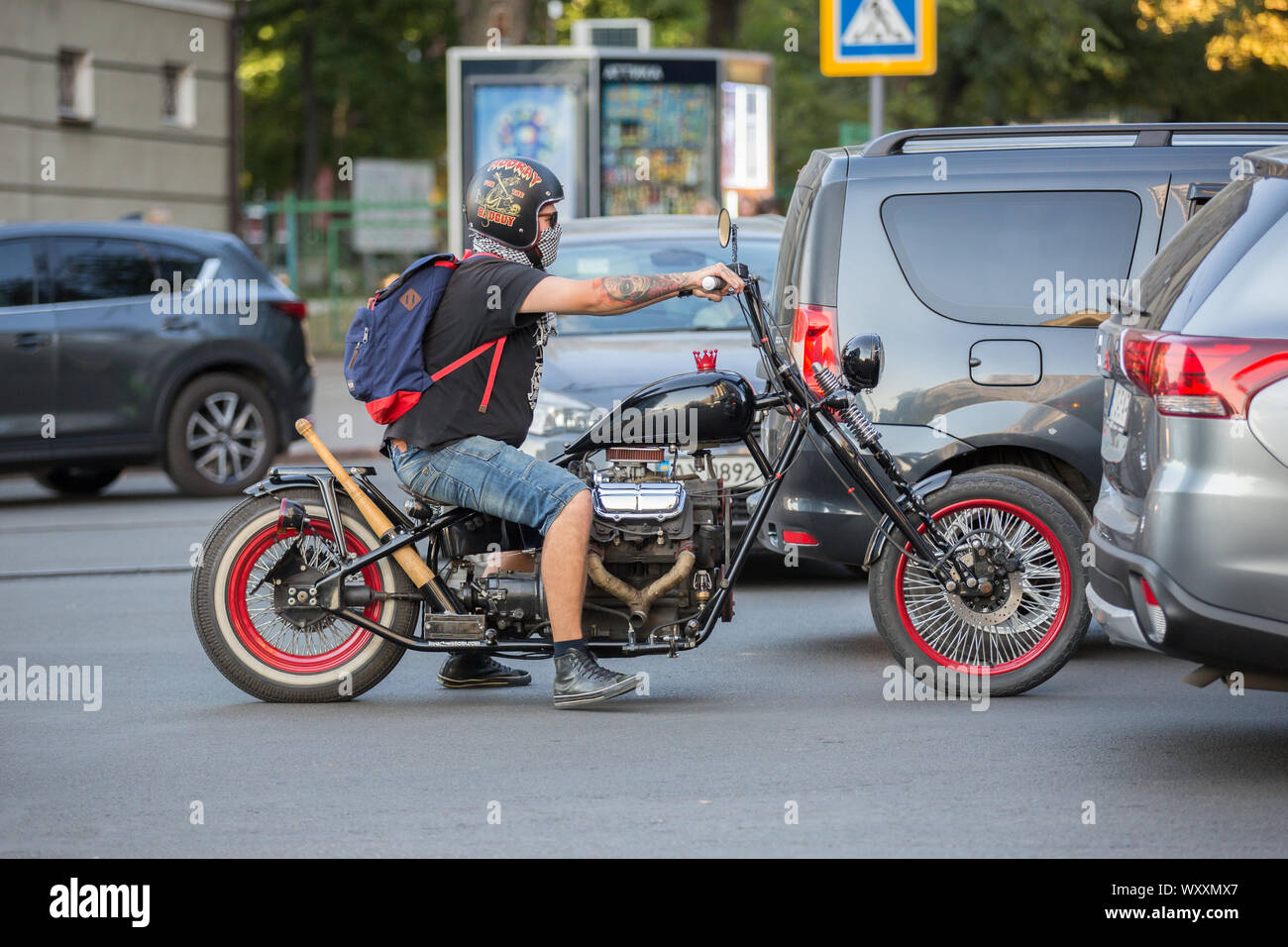 In der Ukraine. Die Stadt Charkow. September 10, 2019. Biker auf einem Motorrad in der Innenstadt. Stockfoto