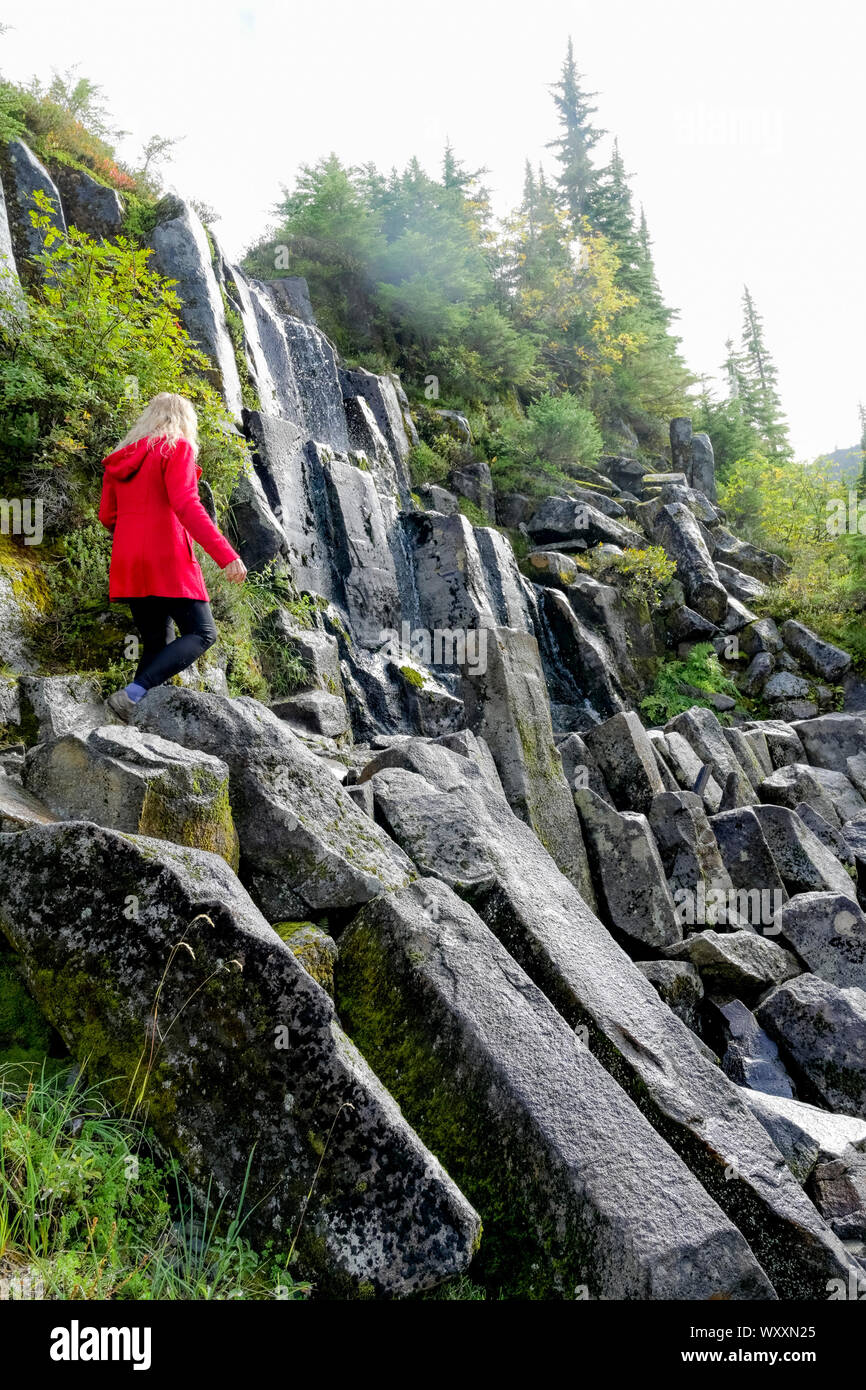 Frau auf der Spur mit basaltsäulen Felsen, Bagley Seen Trail, Mount Baker, Washington, USA Stockfoto
