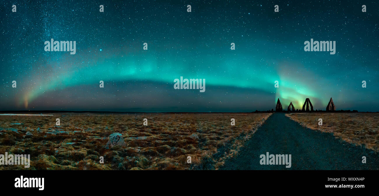 Die Arctic Henge, (Heimskautsgerdi). Arctic Henge, von Stonehenge, einer riesigen sonnenuhr in einem entlegenen nördlichen, östlichen Raufarhofn, Island inspiriert Stockfoto