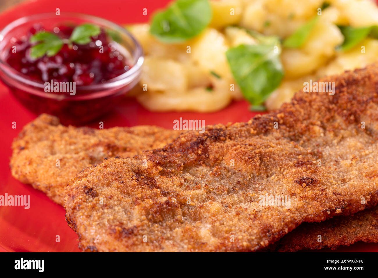 Wiener schnitzel mit kartoffelsalat Stockfotos und -bilder Kaufen - Alamy Wiener schnitzel mit kartoffelsalat Stockfotos und -bilder Kaufen - Alamy