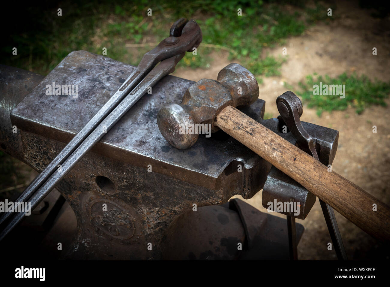 Ein Schmied Amboss mit Werkzeugen und Hammer, die auf der Oberseite Stockfoto