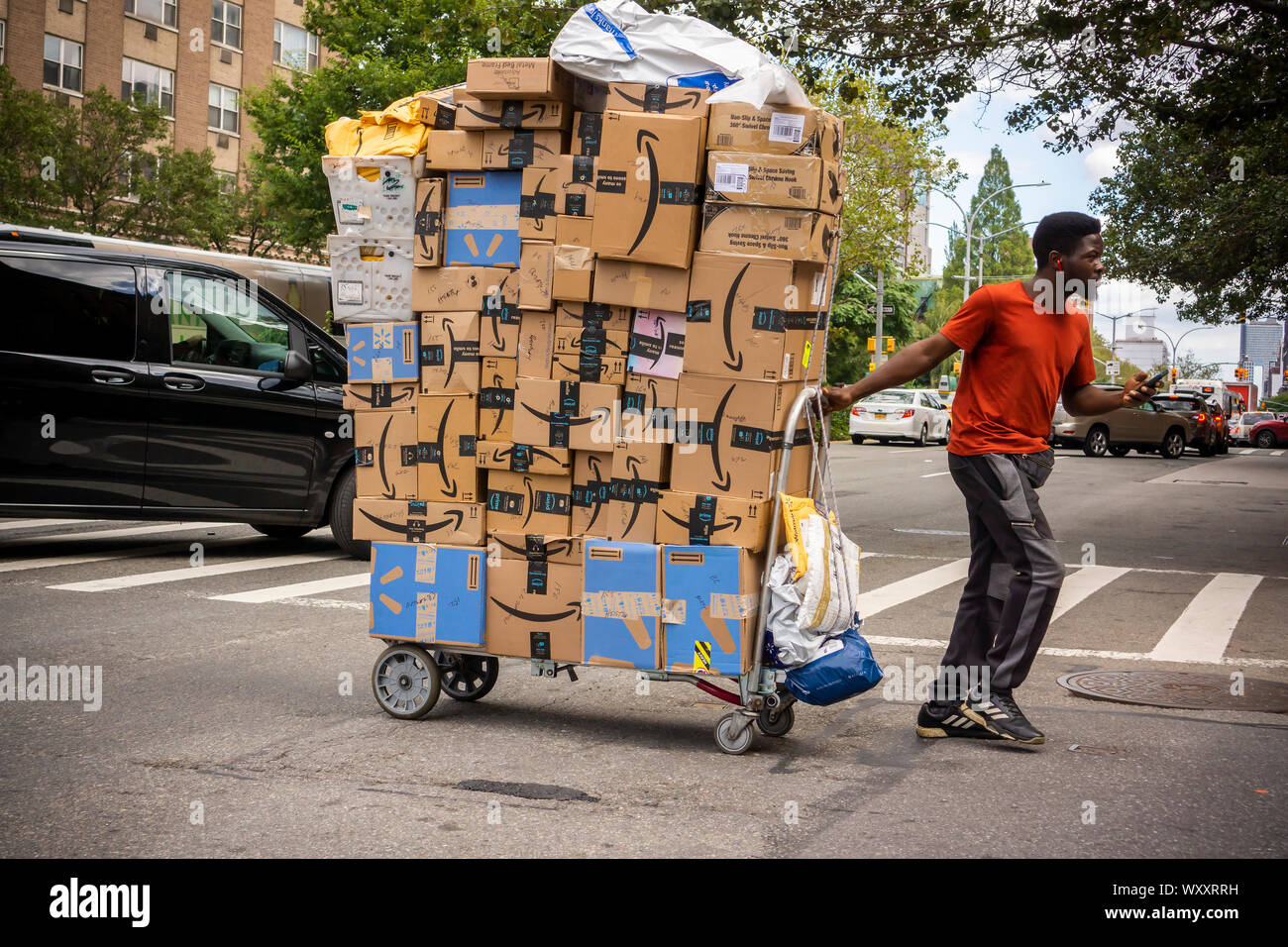 Einen Handkarren beladen mit Lieferungen, meistens Amazon, im Viertel Soho in New York am Samstag, den 7. September 2019. (© Richard B. Levine) Stockfoto