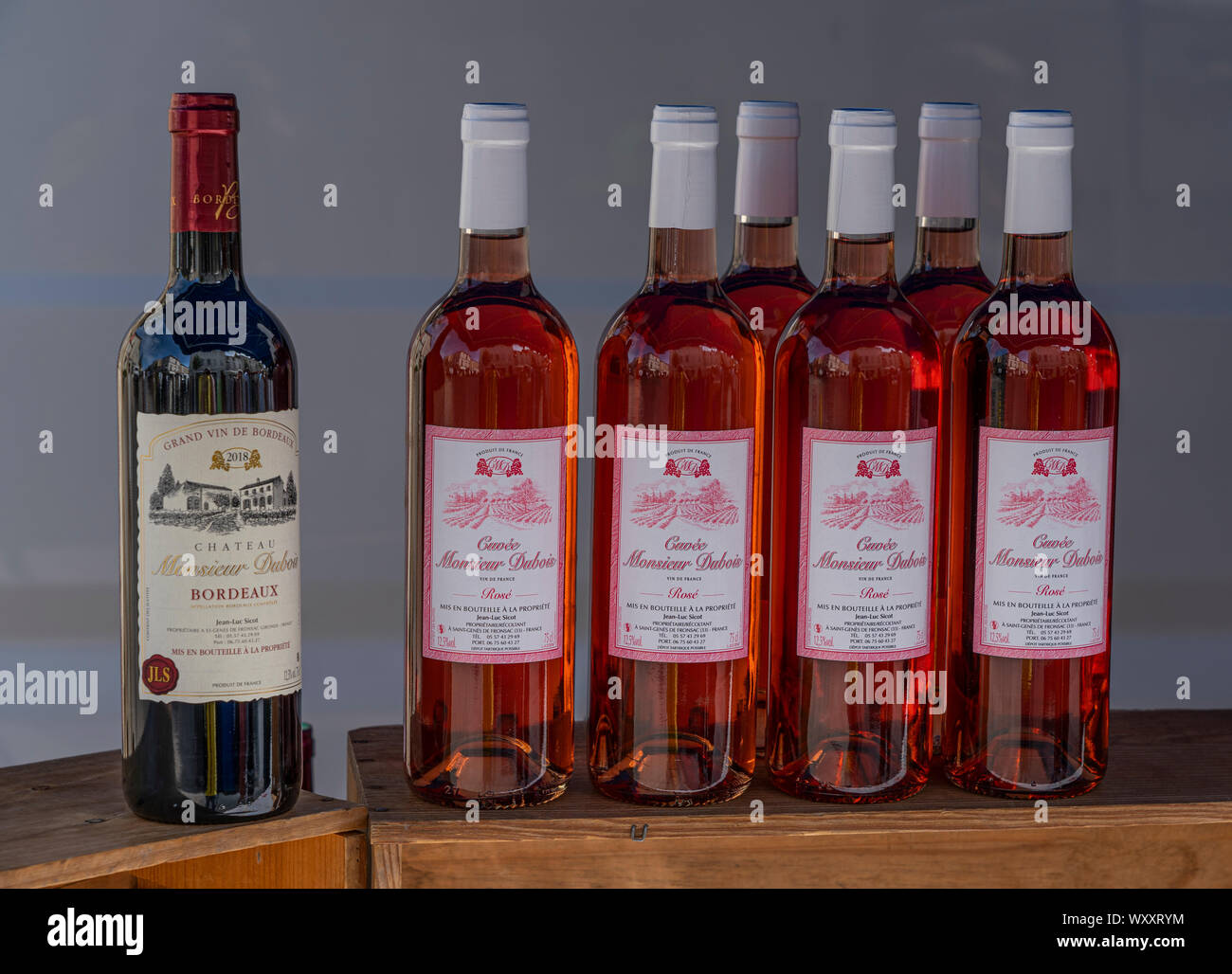 6 Flaschen des französischen fischmilch Wein und 1 Flasche französischen Rotwein auf dem Tisch Stockfoto