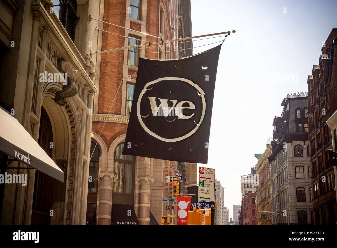 Ein Banner außerhalb des neu eröffneten, die wir Co-working space/coffee bar im Flatiron Viertel von New York am Mittwoch, September 11, 2019. Eine große Wir co Investor, die SoftBank Group Corp. berichtet wird, werden Gedanken über WeWork des Ipo und Bewertung. (© Richard B. Levine) Stockfoto