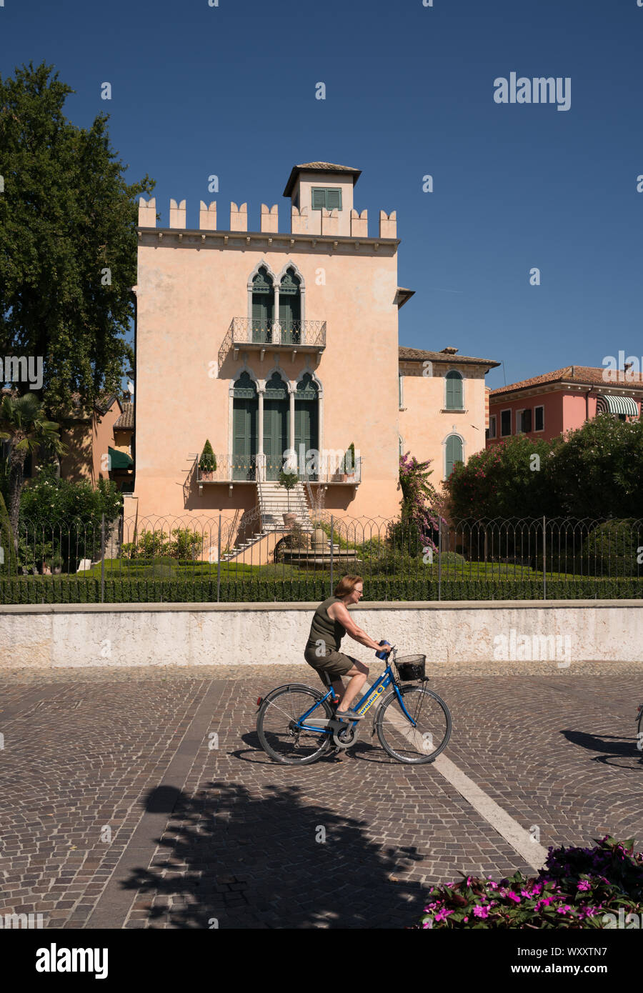 Radfahrer, die auf der Promenade in Bardolino am Gardasee Italien Stockfoto