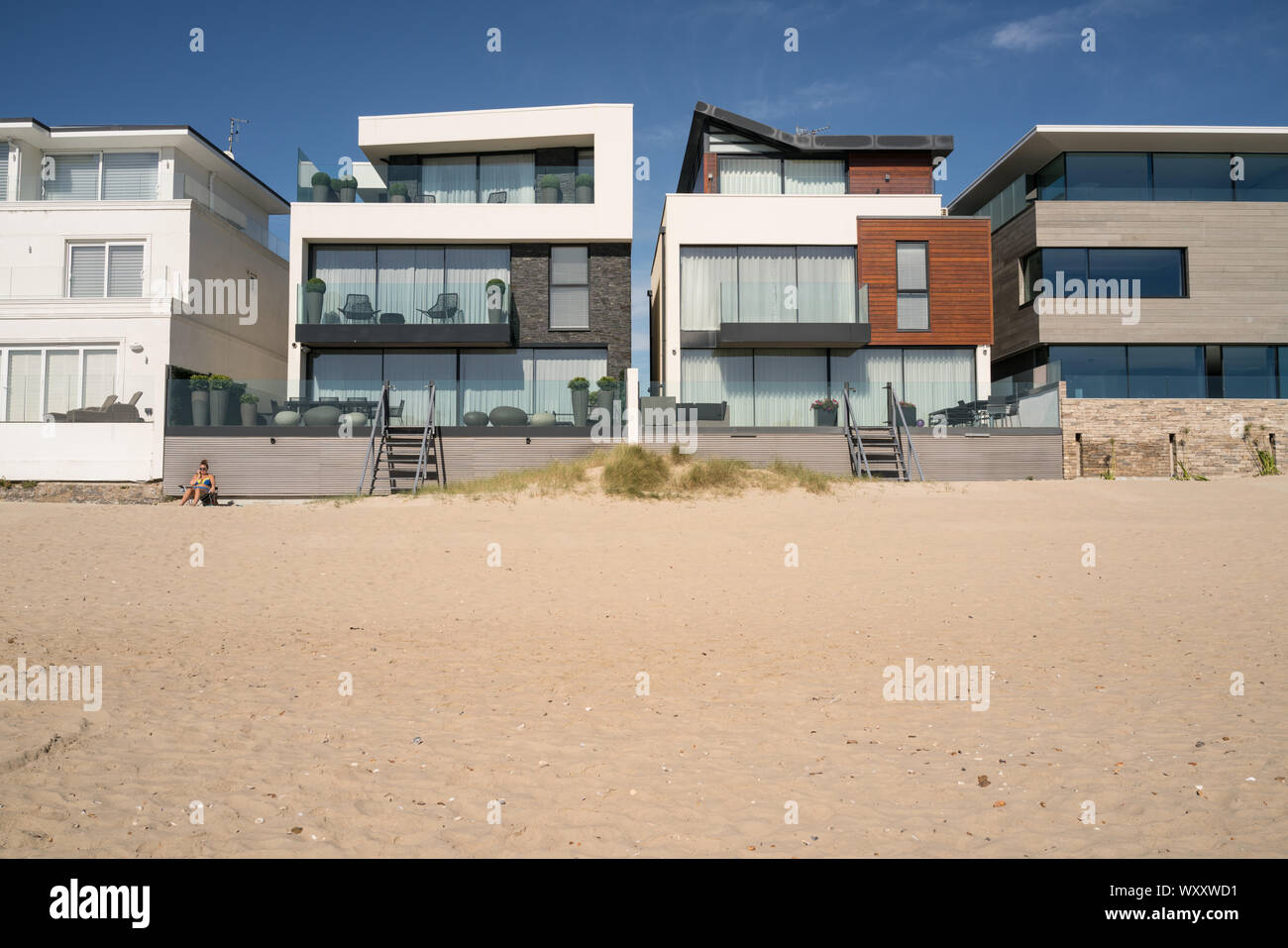 Beachfront Apartments an Sandbänken durch die Sanddünen Stockfoto