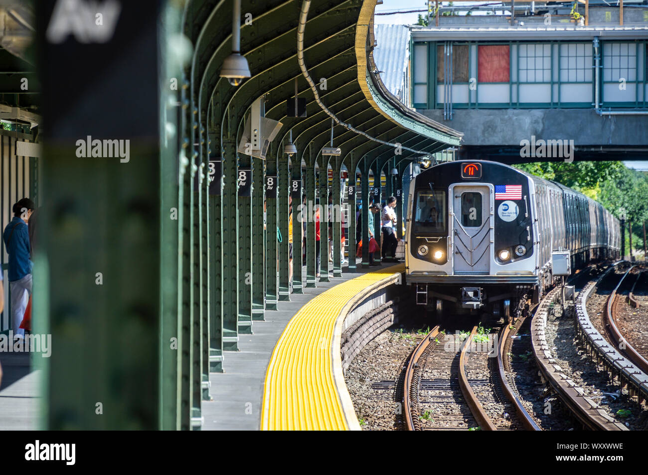 Ein "N" Zug kommt an der Eighth Avenue station in Sunset Park in Brooklyn in New York am Sonntag, dem 15. September 2019. (© Richard B. Levine) Stockfoto