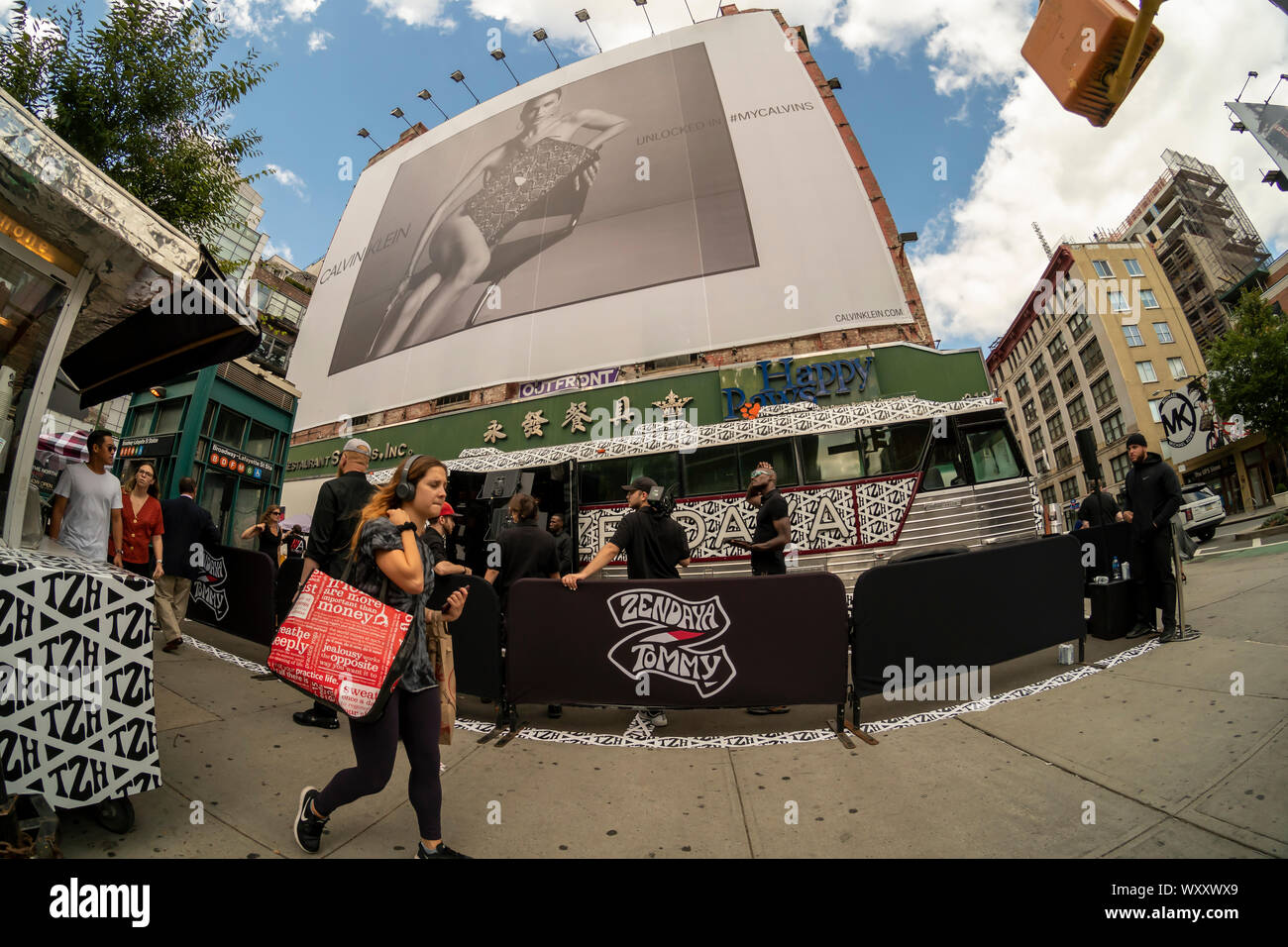 Ein riesiges Plakat für Calvin Klein Webstühle über einen Tommy Hilfiger X  Zendaya Branding event in New York am Freitag, 13. September 2019. (©  Richard B. Levine Stockfotografie - Alamy
