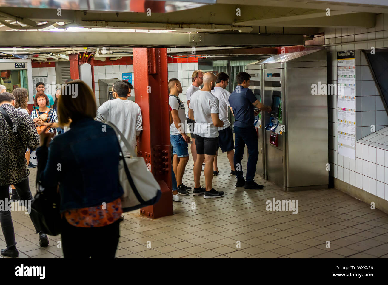 Kunden mit der MetroCard Automaten in der Fifth Avenue Station in der Nähe der U-Bahn in New York am Donnerstag, 12. September 2019. (© Richard B. Levine) Stockfoto
