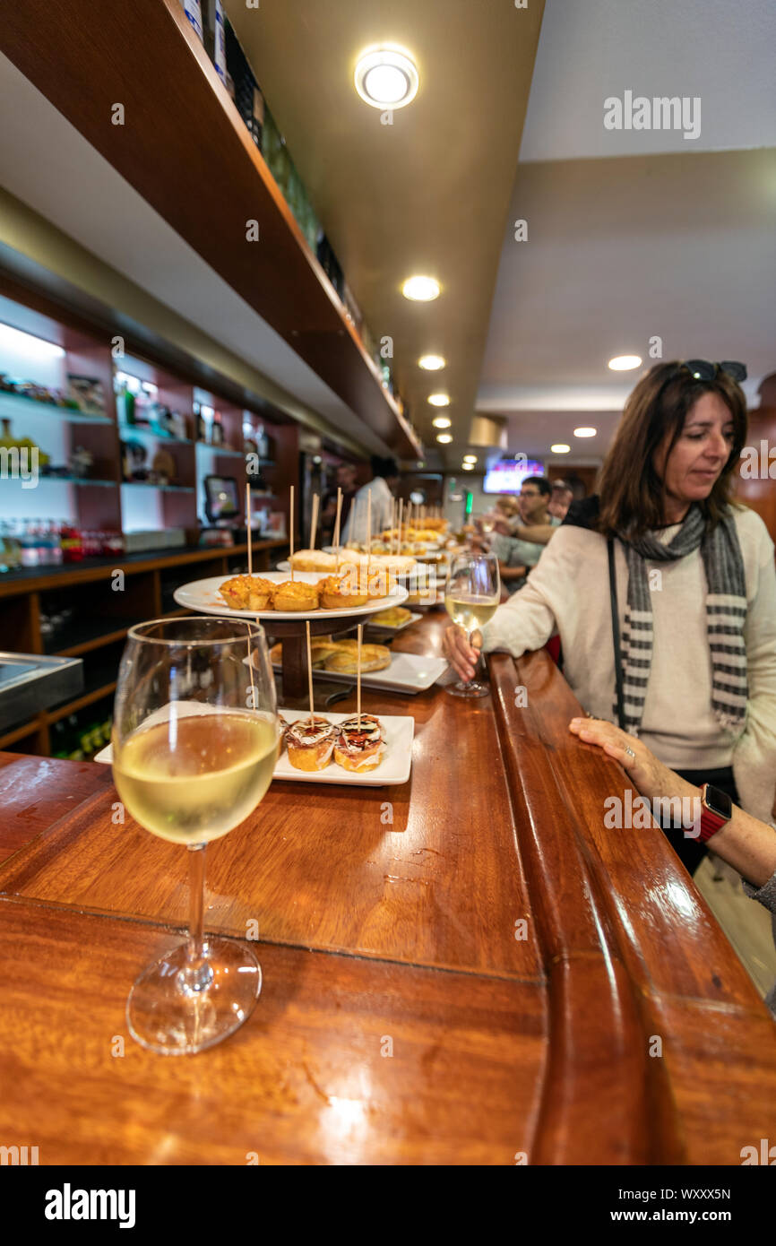 Taxoli Glas Wein und Tapas in der Bar Restaurant Itxaspe, Getaria, Gipuzkoa, Baskenland, Spanien Stockfoto