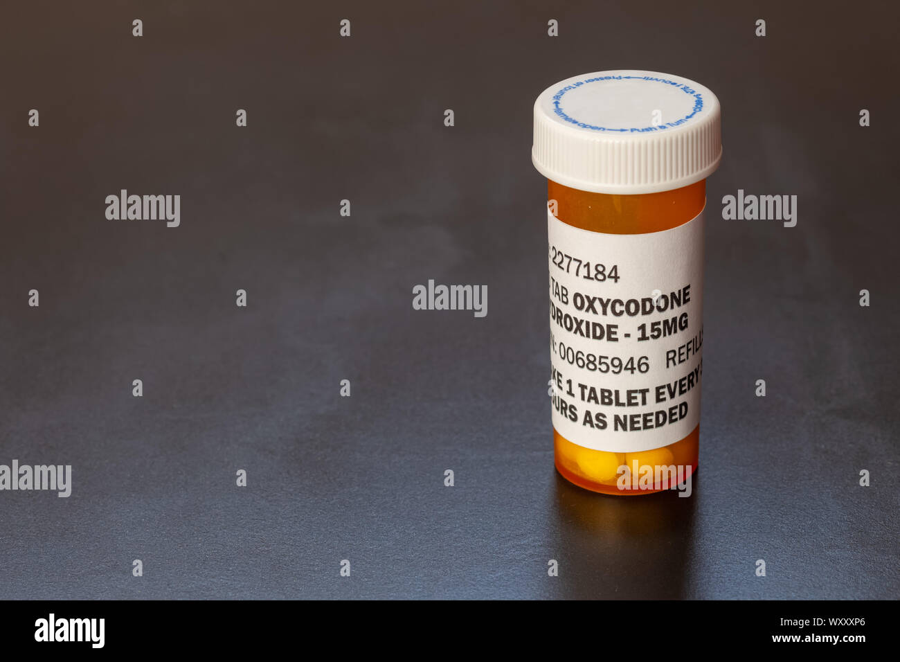 Rezept Flasche mit Hintergrundbeleuchtung Oxycodone Tablets. Oxycodon ist eine generische Verordnung opioid. Ein Konzept der opioid Epidemie Krise Stockfoto