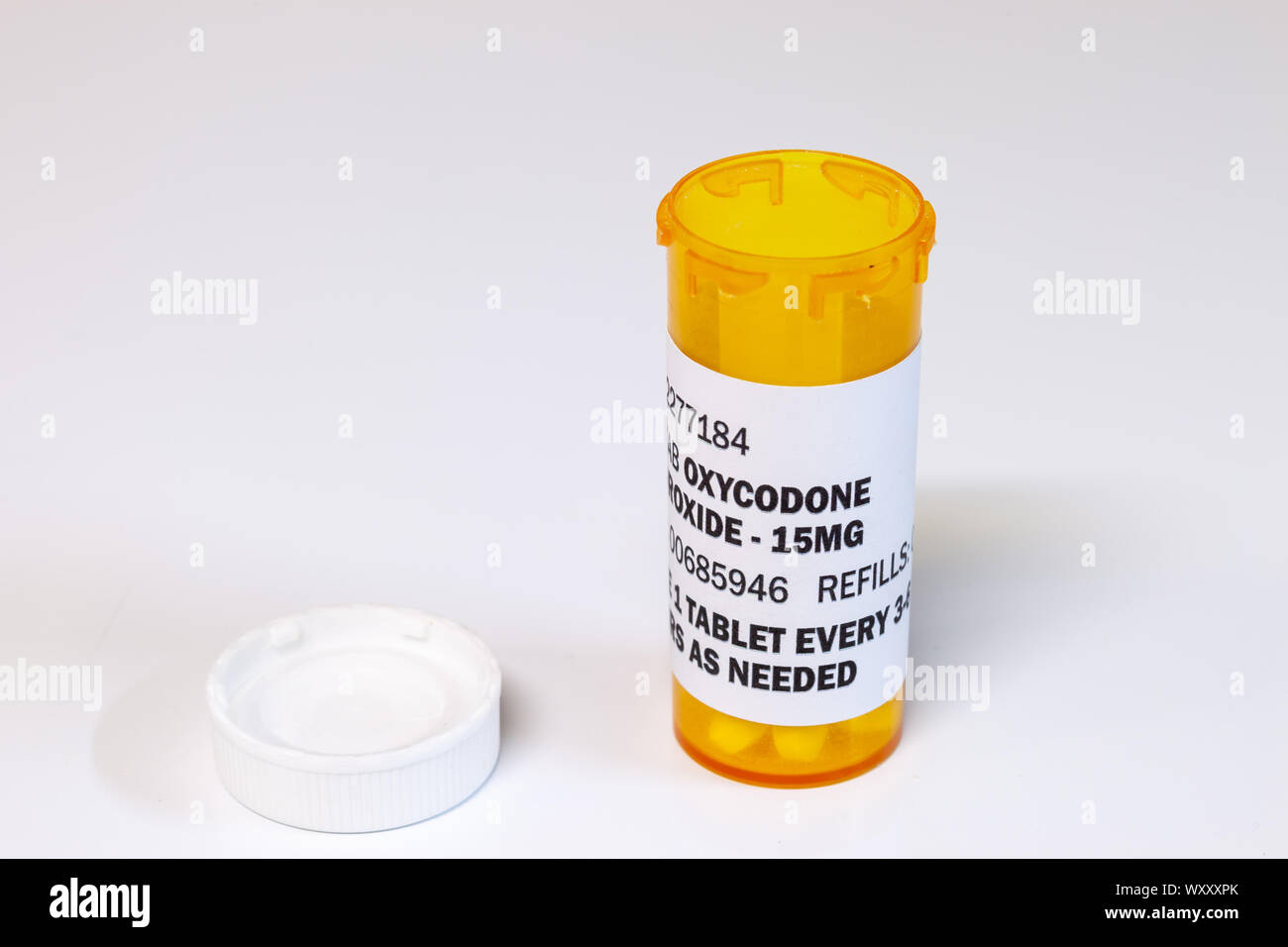 Verordnungflasche mit Oxycodon Tabletten auf einem weißen Hintergrund. Oxycodon ist eine generische Verordnung opioid. Konzept der opioid Epidemie Stockfoto