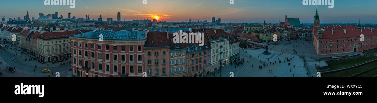 Ein Panorama Bild von der Warschauer Altstadt und Hochhäuser, bei Sonnenuntergang. Stockfoto