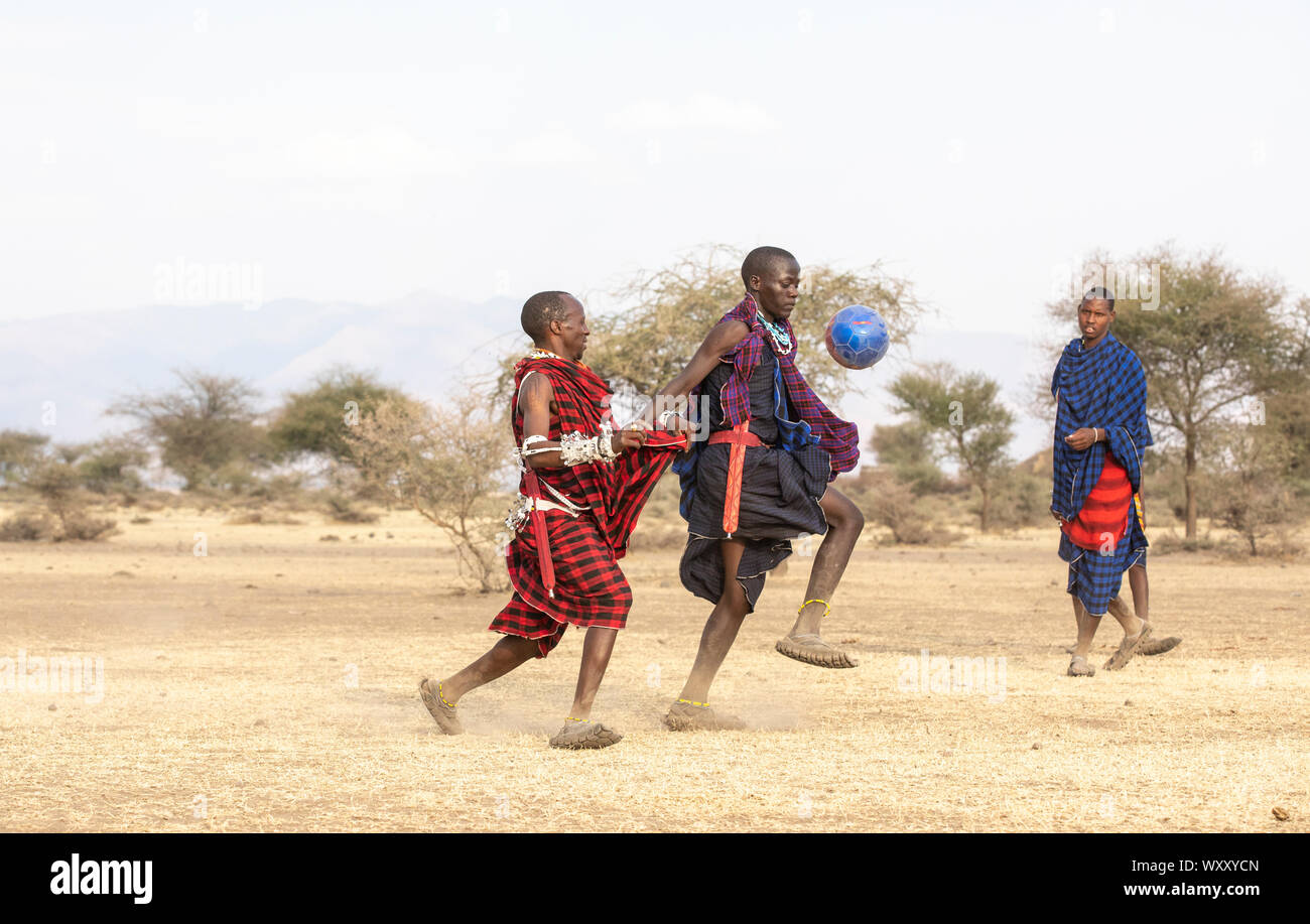 Arusha, Tansania, 7. September 2019: Masai Männer Fußball spielen Stockfoto