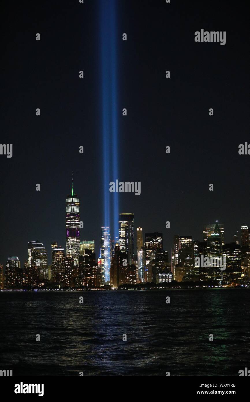 Die Tribute in Light erhebt sich über der Skyline von New York ist von der Staten Island Fähre am 12.08.30, 2019 gesehen. Stockfoto
