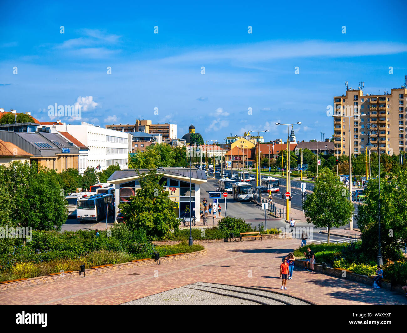 SZEKESFEHERVAR, UNGARN - August 05, 2019: Blick auf die Menschen und die belebten Straßen und der Busbahnhof von Szekesfehervar in Ungarn vor der Mall o Stockfoto