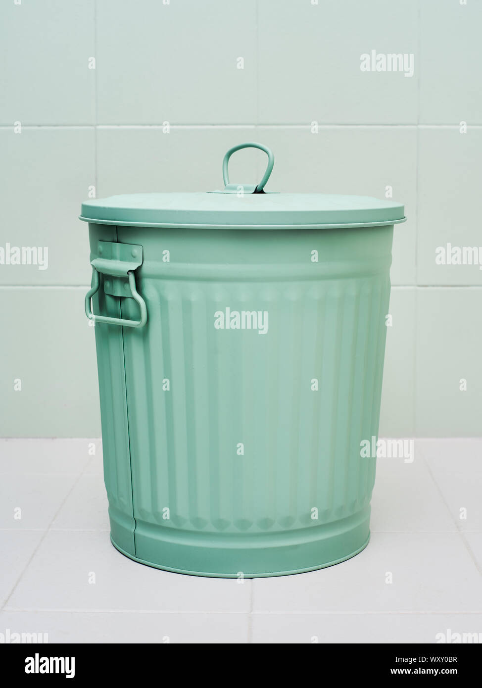 Ein Metall Papierkorb oder Abfalleimer Grün auf weißem Hintergrund Stockfoto