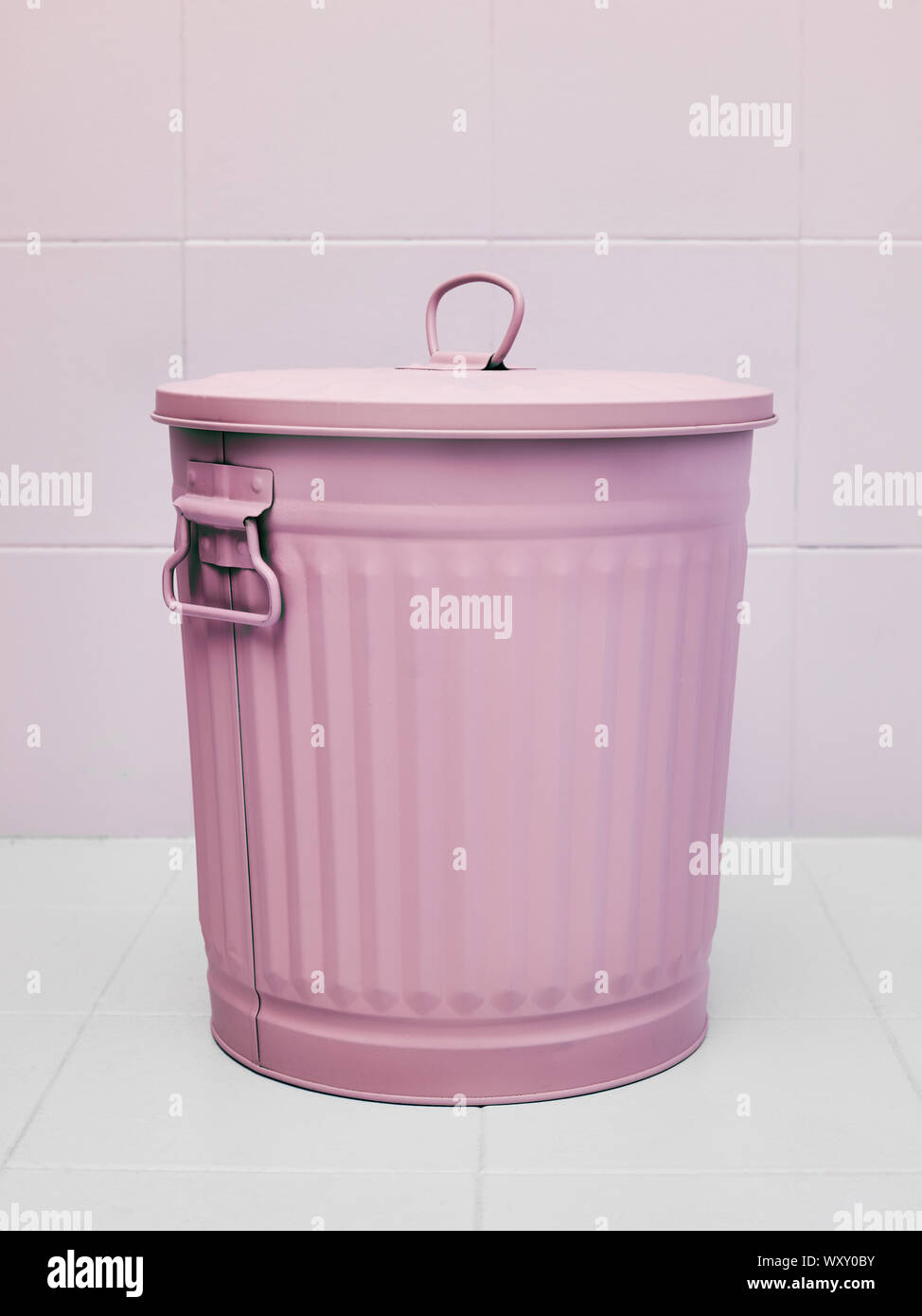 Ein Metall Papierkorb oder Abfallbehälter Rosa auf weißem Hintergrund Stockfoto