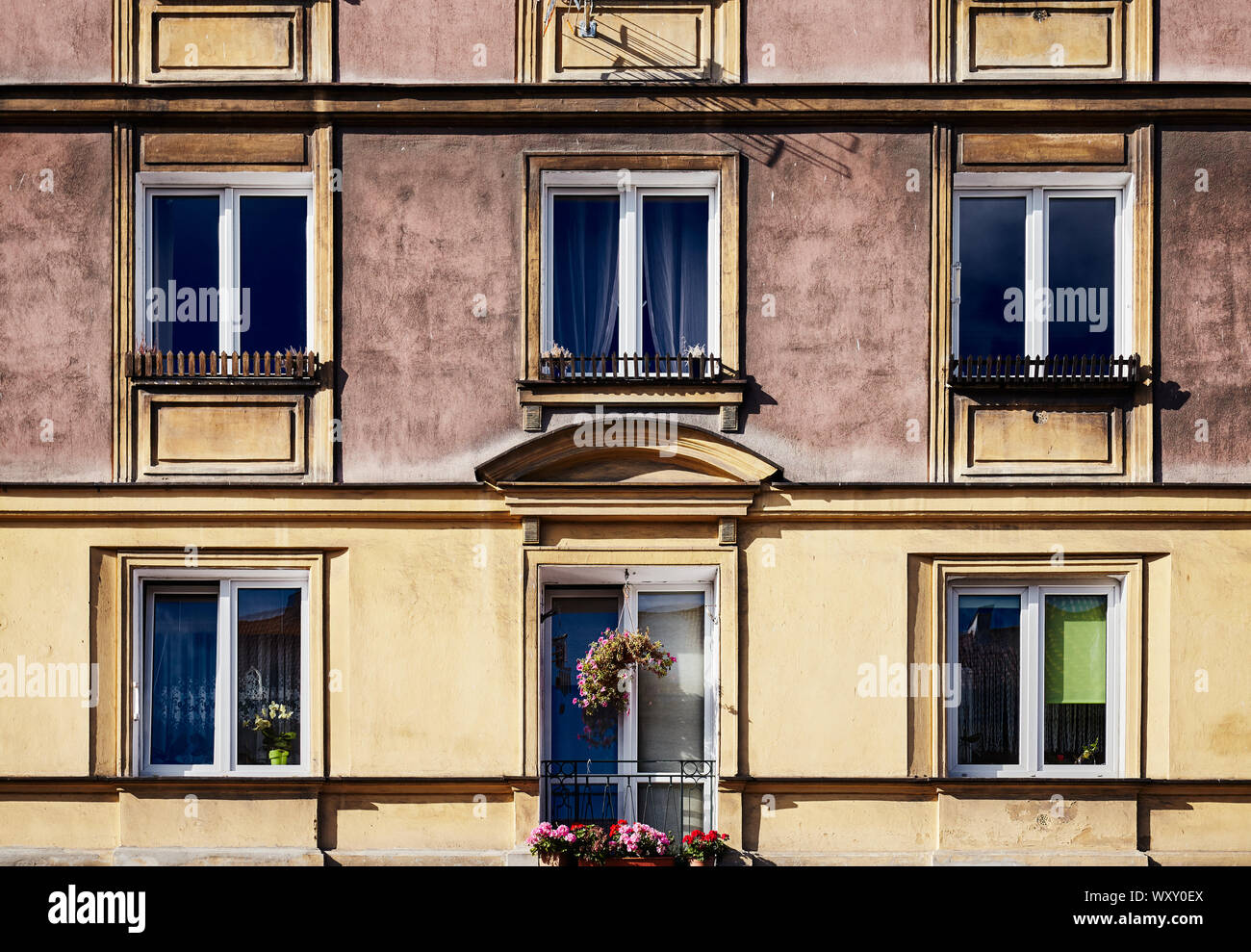 Ein altes Wohnhaus Fassade, Farbe Tonen angewendet. Stockfoto