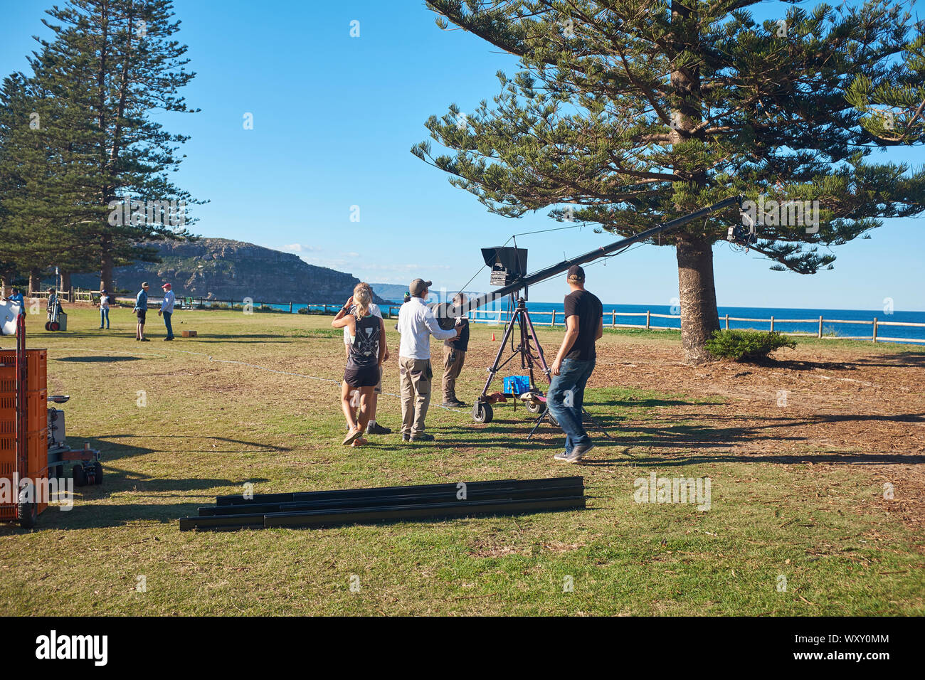 TV-Team mit der Kamera auf einem Ausleger oder Jib Vorbereiten der Film eine Szene von Haus & entfernt Fernsehprogramm im Palm Beach, New South Wales, Australien Stockfoto