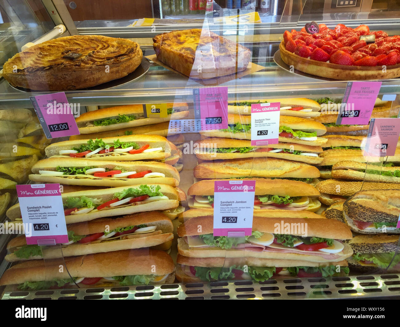 Anzeige bei Baguette, Sandwiches und Gebäck, Normandie, Frankreich. Stockfoto