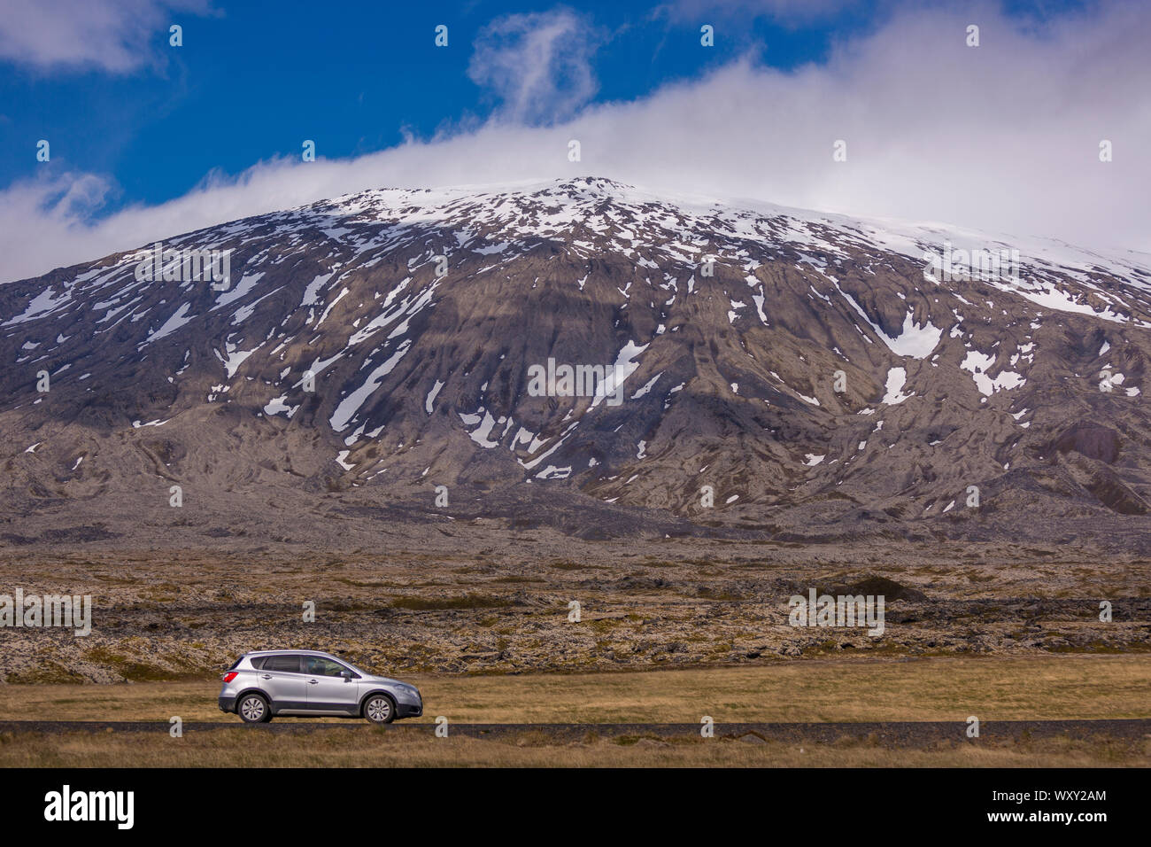 ARNARSTAPI, Halbinsel Snaefellsnes, ISLAND-SUV an der Seite der Straße geparkt, Snæfellsjökull Vulkan, in Snæfellsjökull National Park. Stockfoto