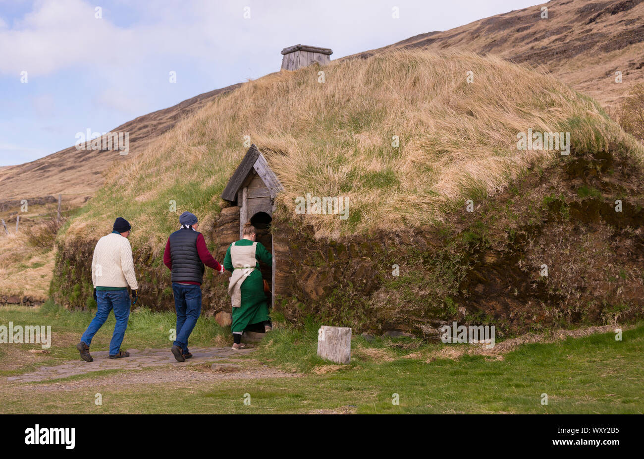 BUOARDALUR, ISLAND - Touristen Leitfaden in Eiriksstadir, Viking Langhaus, die Erholung von Eric dem Roten Homestead. Stockfoto