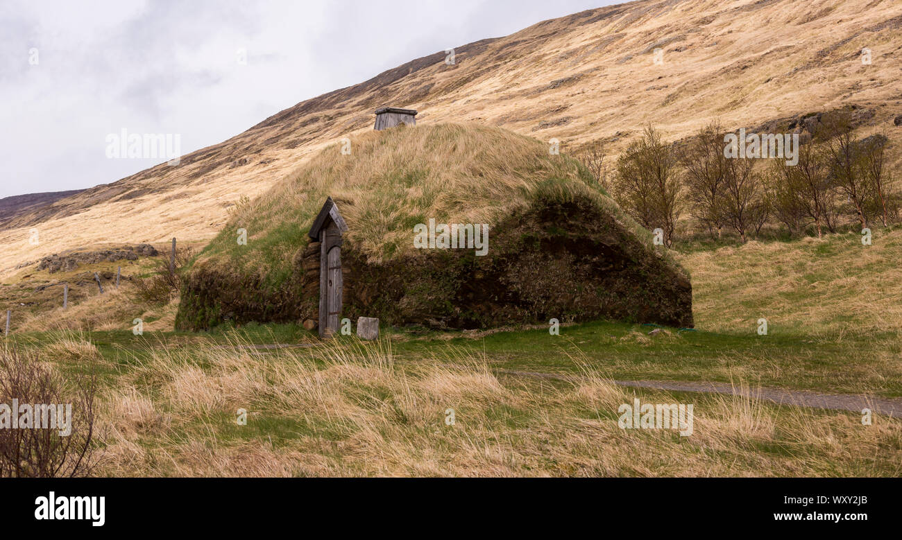 BUOARDALUR, ISLAND - Eiriksstadir, Viking Langhaus, die Erholung von Eric dem Roten 10. Jahrhundert Homestead. Stockfoto