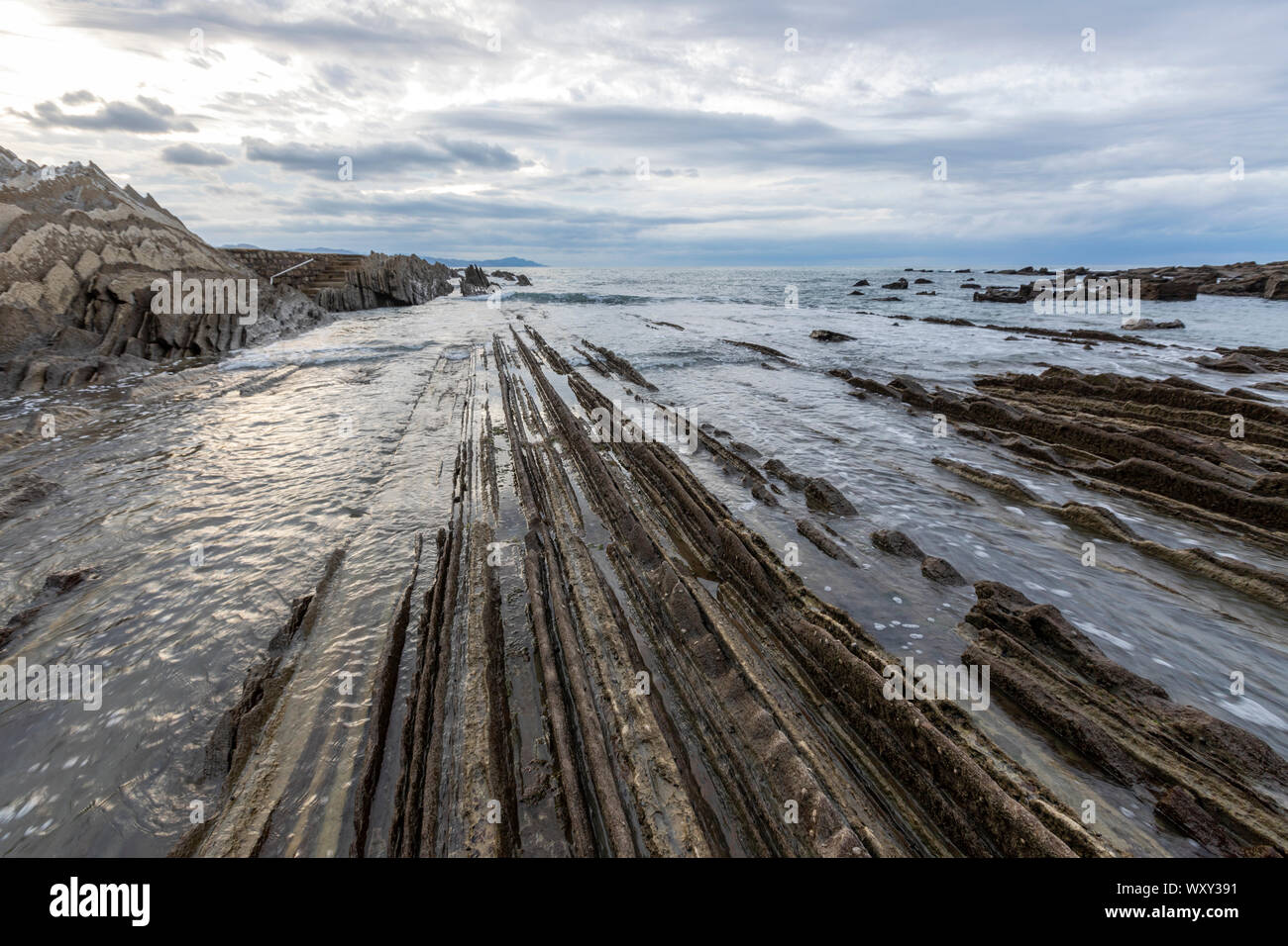 Flysch, itzurun Strand, eine Sequenz von Sedimentgestein Schichten, Zumaia, Baskenland, Spanien Stockfoto