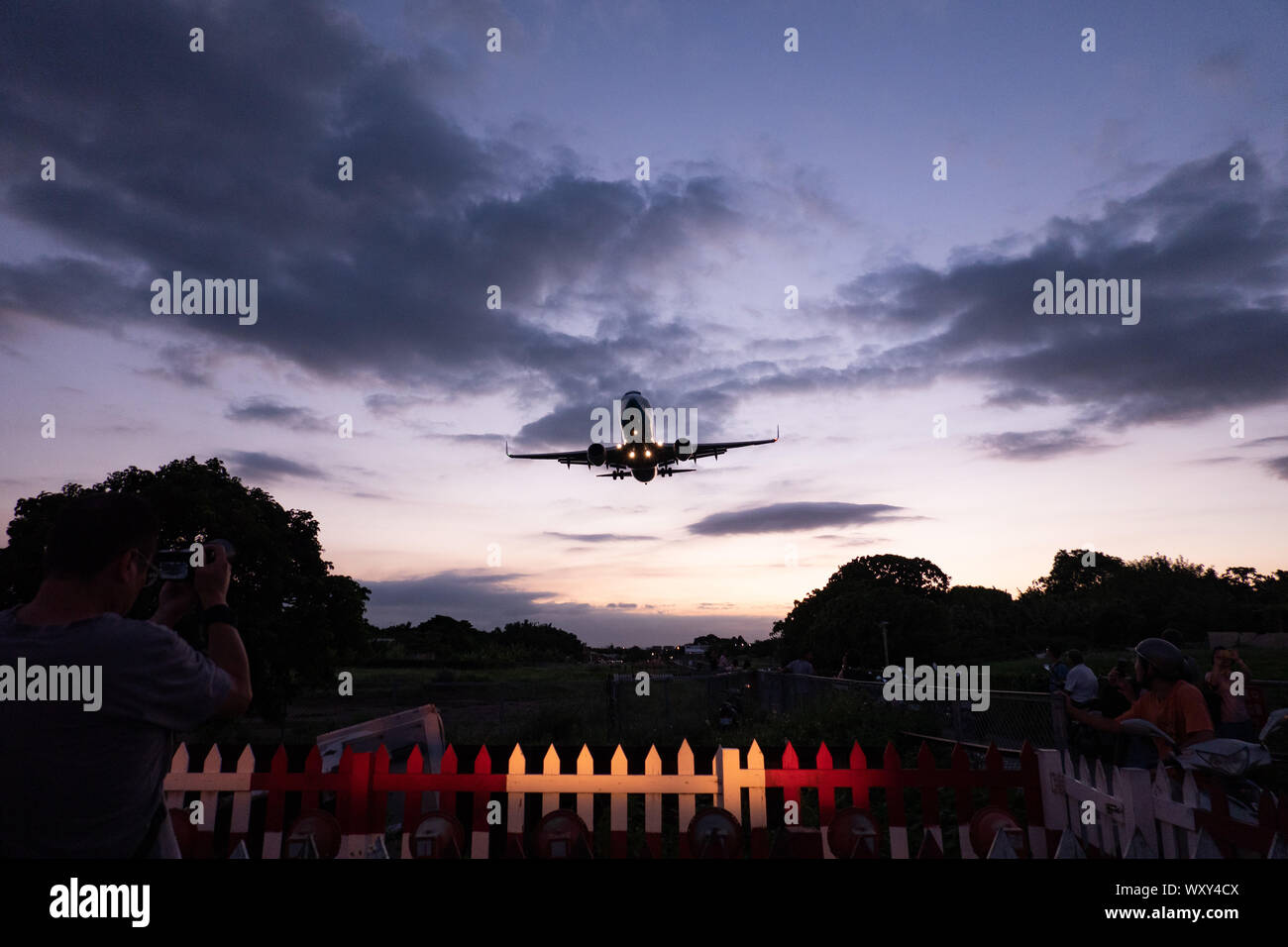 Eine Boeing 737-800 kommt kurz nach Sonnenuntergang auf der Taipei Songshan Airport, Taiwan, Land Stockfoto