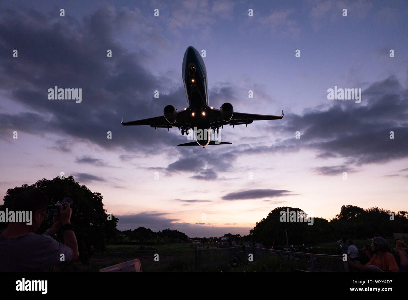 Eine Boeing 737-800 kommt kurz nach Sonnenuntergang auf der Taipei Songshan Airport, Taiwan, Land Stockfoto