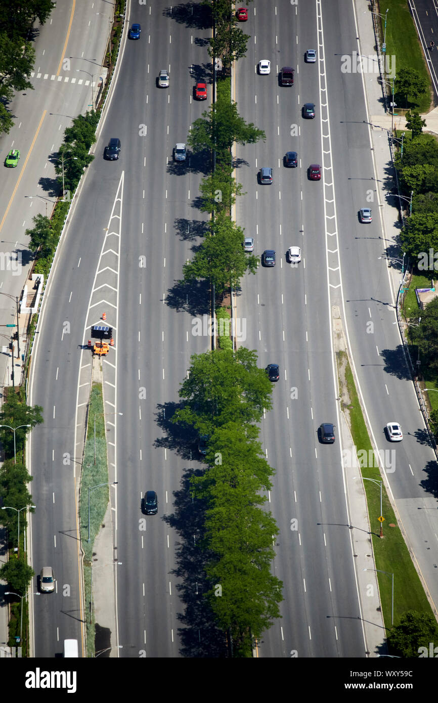 Autos fahren entlang des Lake Shore Drive in Chicago, Illinois, Vereinigte Staaten von Amerika Stockfoto