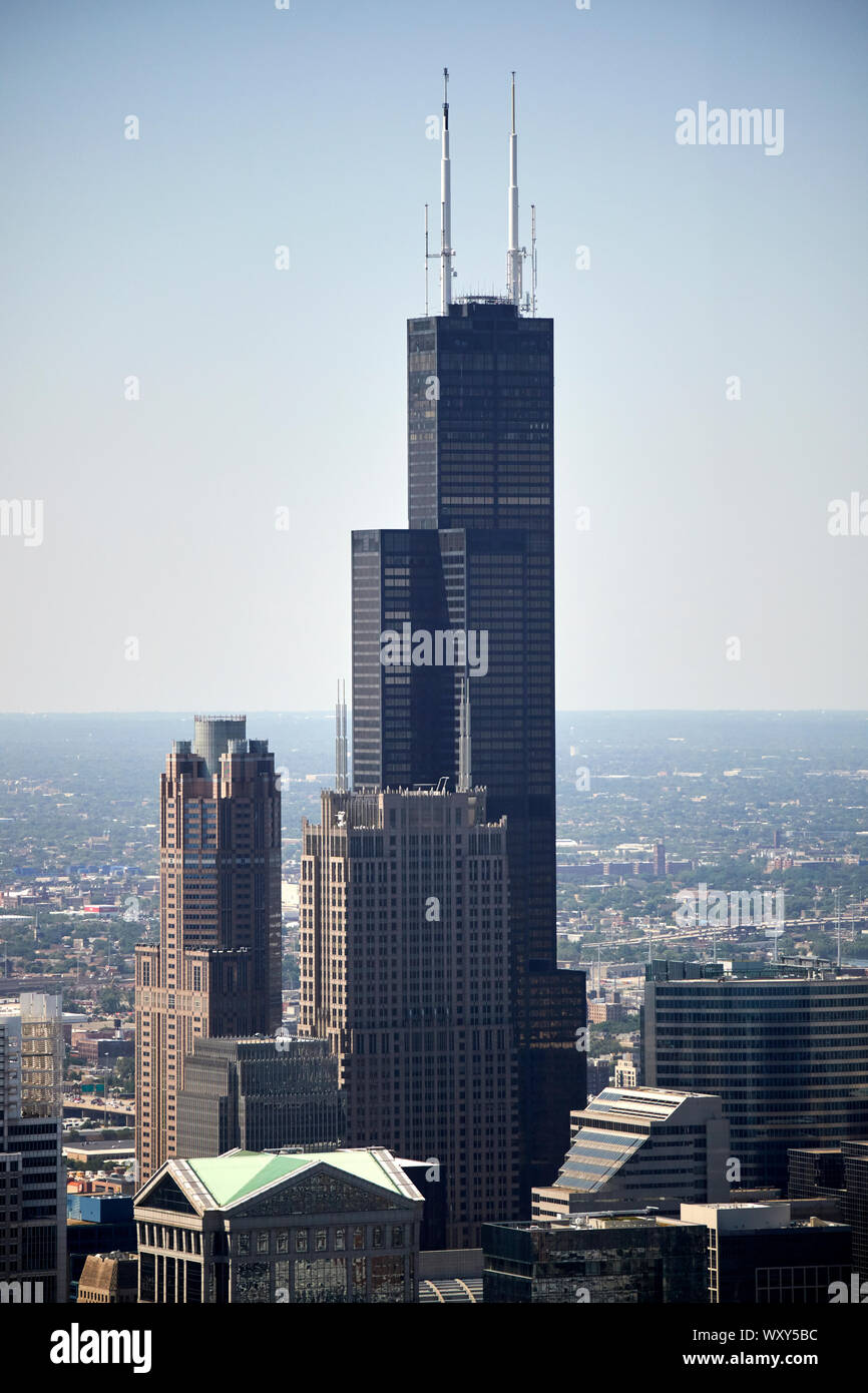 Die Oberseite der Willis Sears Tower und den umliegenden Gebäuden, die auf den Horizont schauen, wie durch Glas aus dem Hancock Center Chicago Illinois gesehen Stockfoto