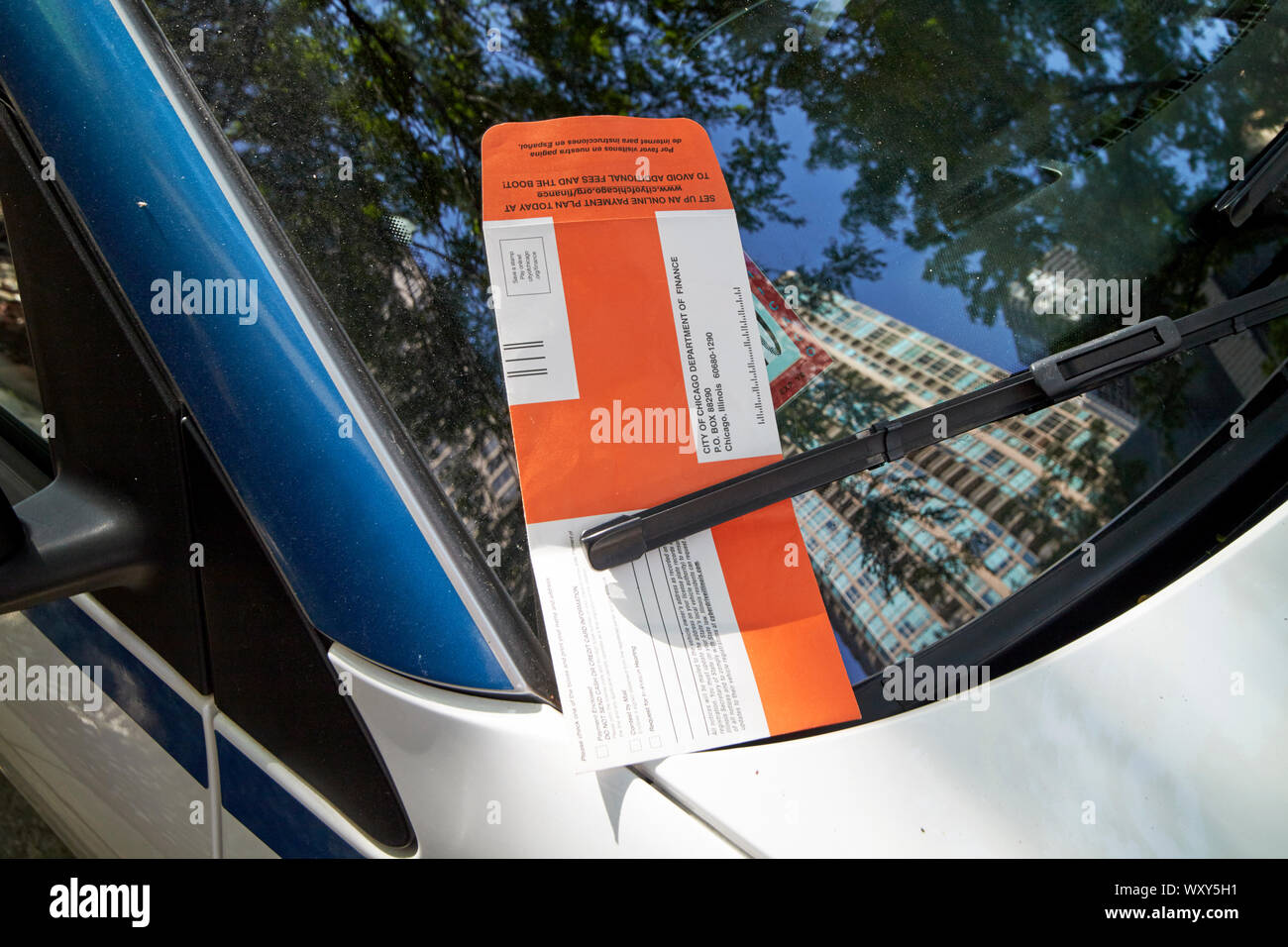 Parkplätze Ticket unter das Wischerblatt auf die Scheibe des Autos in Reinigung Zone in der Innenstadt von Chicago Illinois Vereinigte Staaten von Amerika geparkt Stockfoto