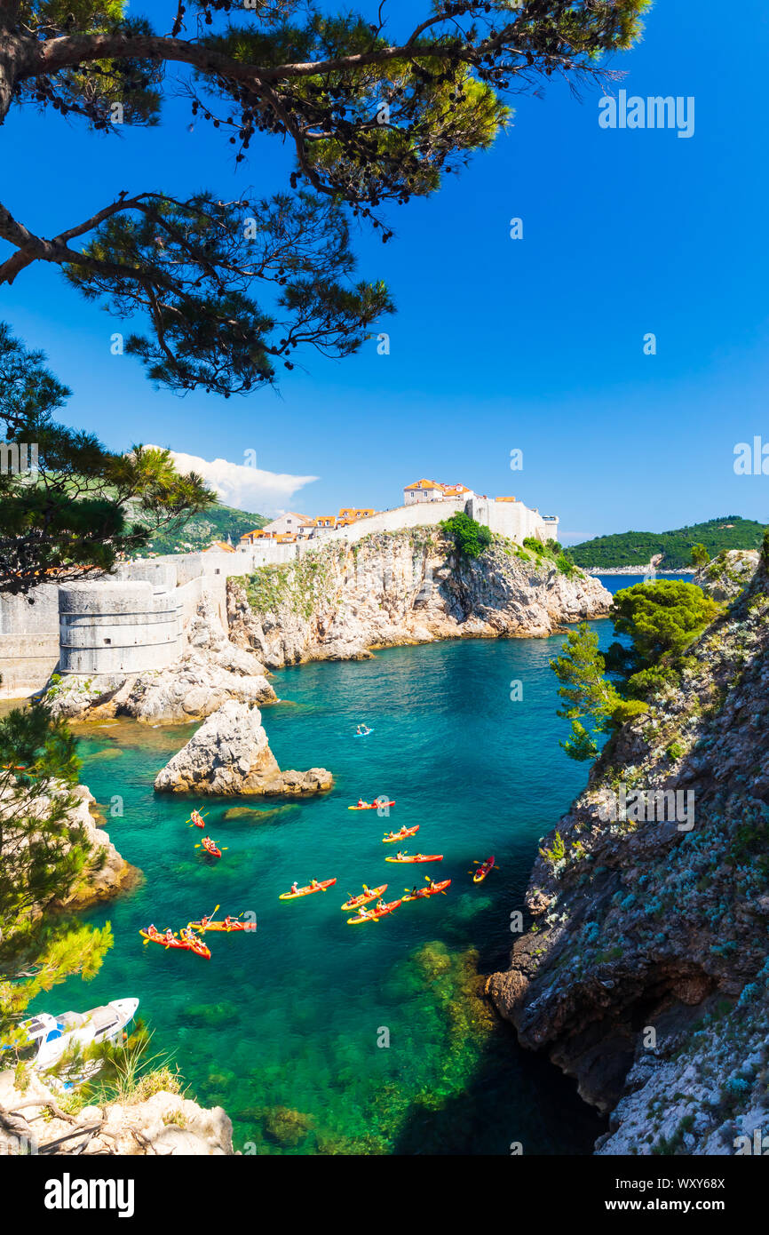 DUBROVNIK, KROATIEN - 20. JUNI 2019: Gruppe von Kayaker paddeln rund um den majestätischen Stadtmauern von Dubrovnik Stockfoto