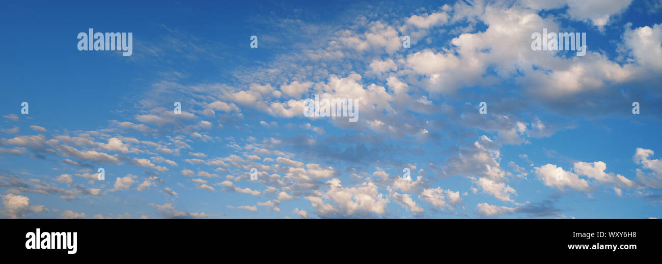 Tapete gebrochene Wolken und blauer Himmel Panorama. Stockfoto