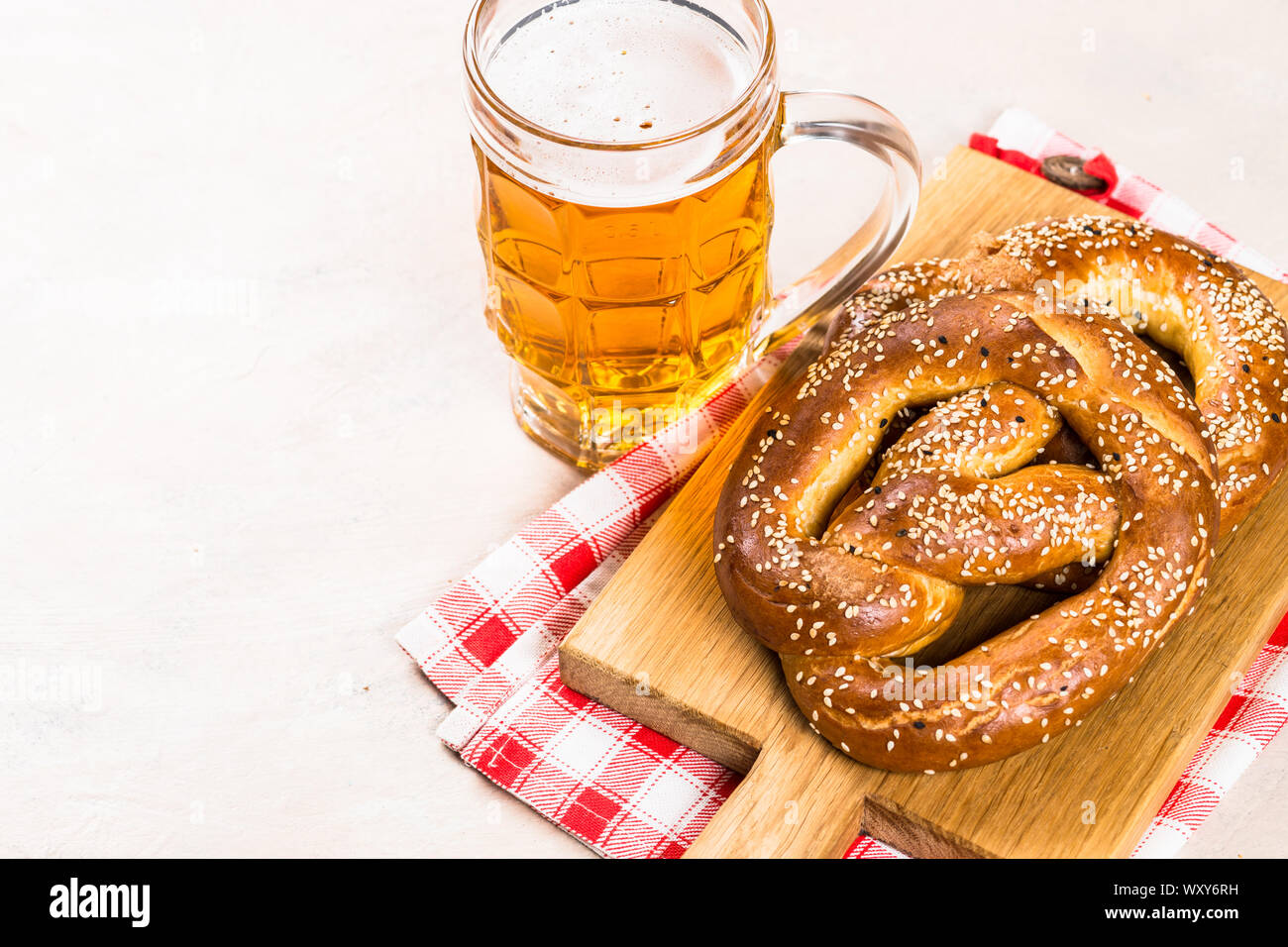 Oktoberfest essen Bier und Brezel. Stockfoto