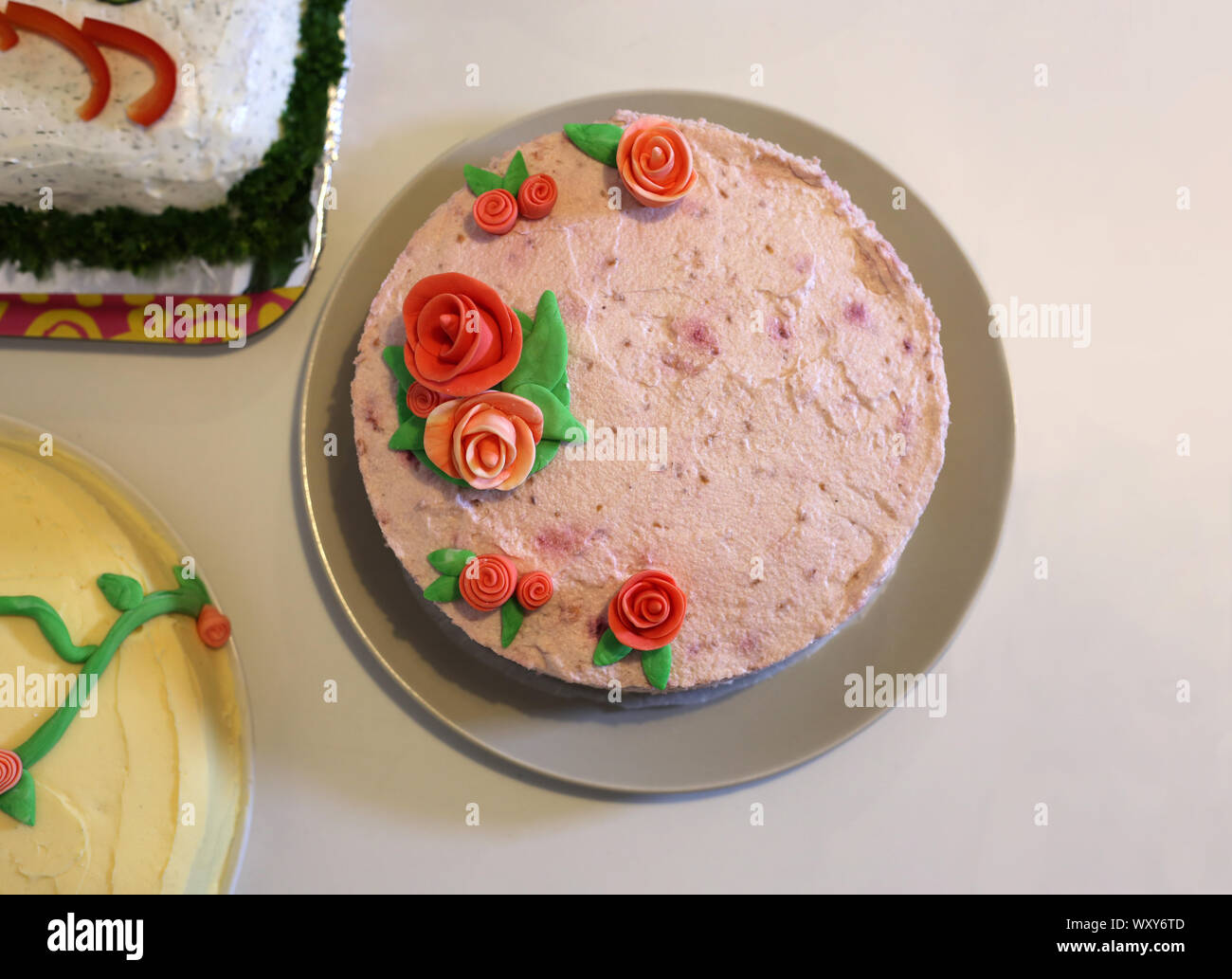 Mehrere Kuchen auf dem Tisch. Es ist die Heimat pink berry Kuchen mit Rosen und anderen Kuchen. Lecker Bankett Tabelle, nicht lassen niemanden hungrig! Stockfoto