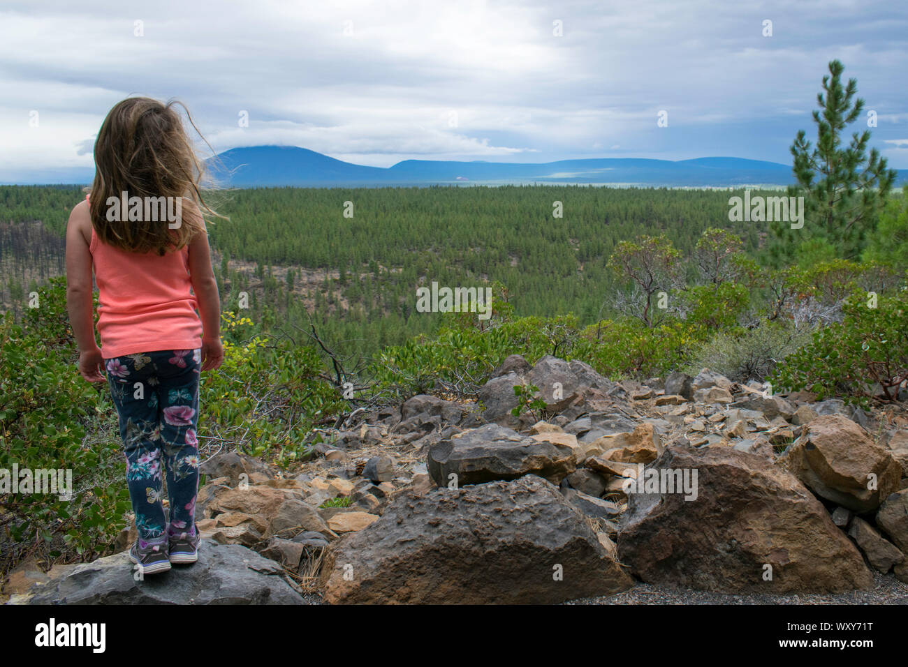 Junge Mädchen wandern Wychus Creek Overlook Trail in Sisters, Oregon Stockfoto