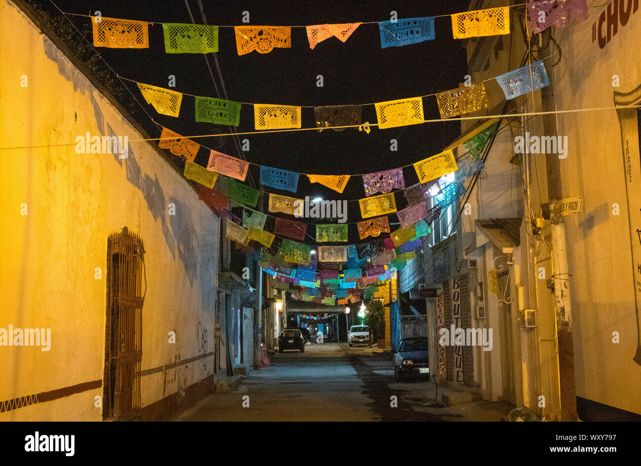 Straßen mit Papel Picado (Papier schneiden Banner) in Mexiko City dekoriert für Tag der Toten Stockfoto