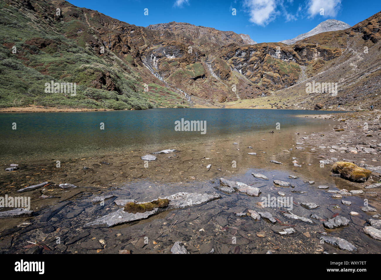 Den See und die Berge auf dem Weg nach Maurothang, Wangdue Phodrang Bezirk, Snowman Trek, Bhutan Stockfoto
