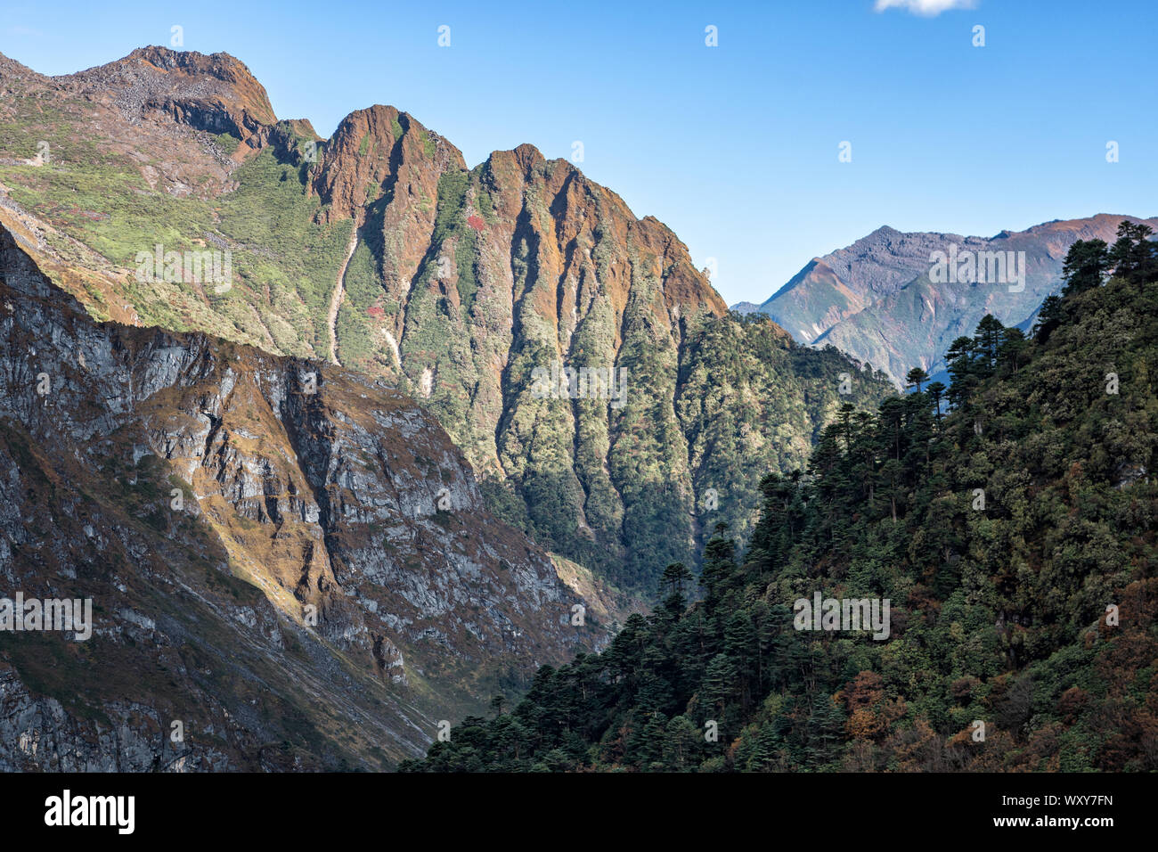 Berge und blauer Himmel auf dem Weg zur tampoe Tsho, Wangdue Phodrang Bezirk, Snowman Trek, Bhutan Stockfoto