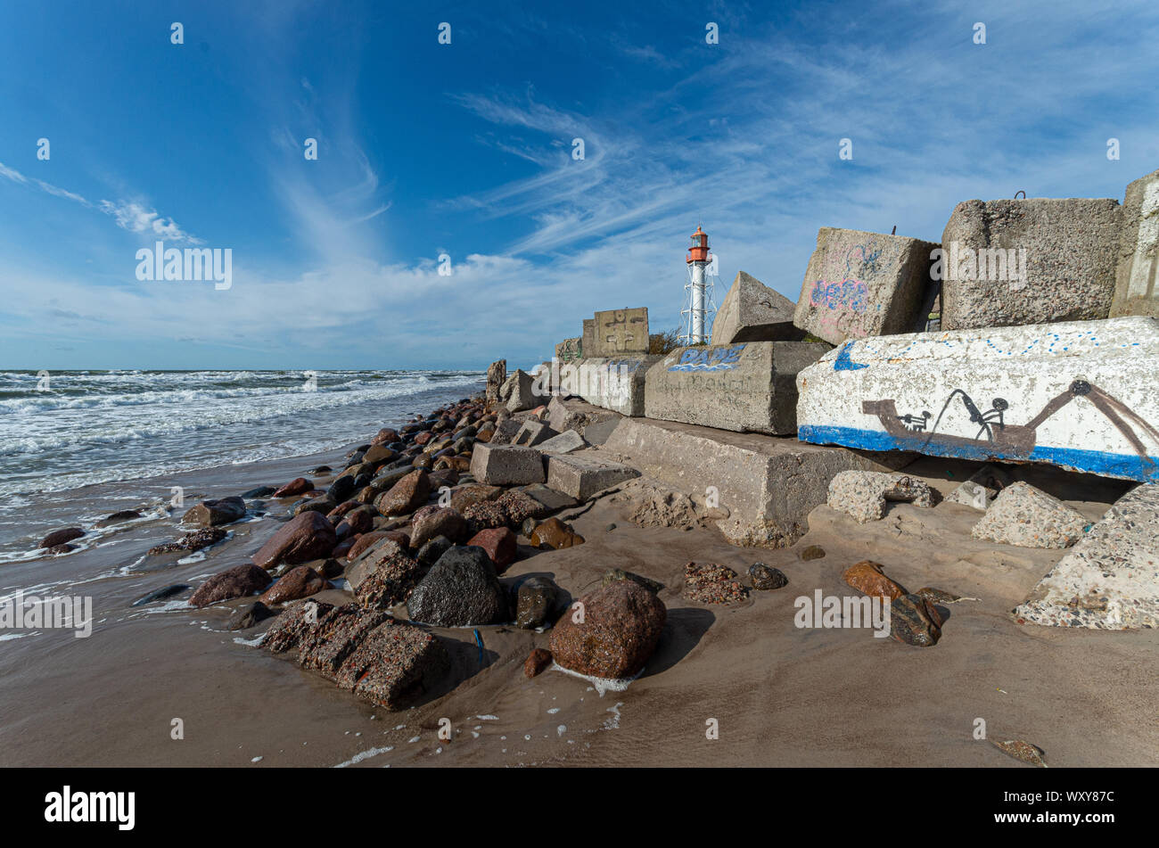 Die steinigen Ufer in der Nähe des Leuchtturms. Lettland Stockfoto