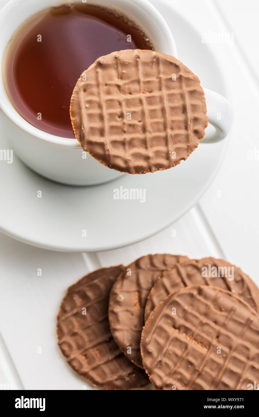 Süße Schokolade Kekse. Schokolade Kekse und Tee Tasse. Stockfoto