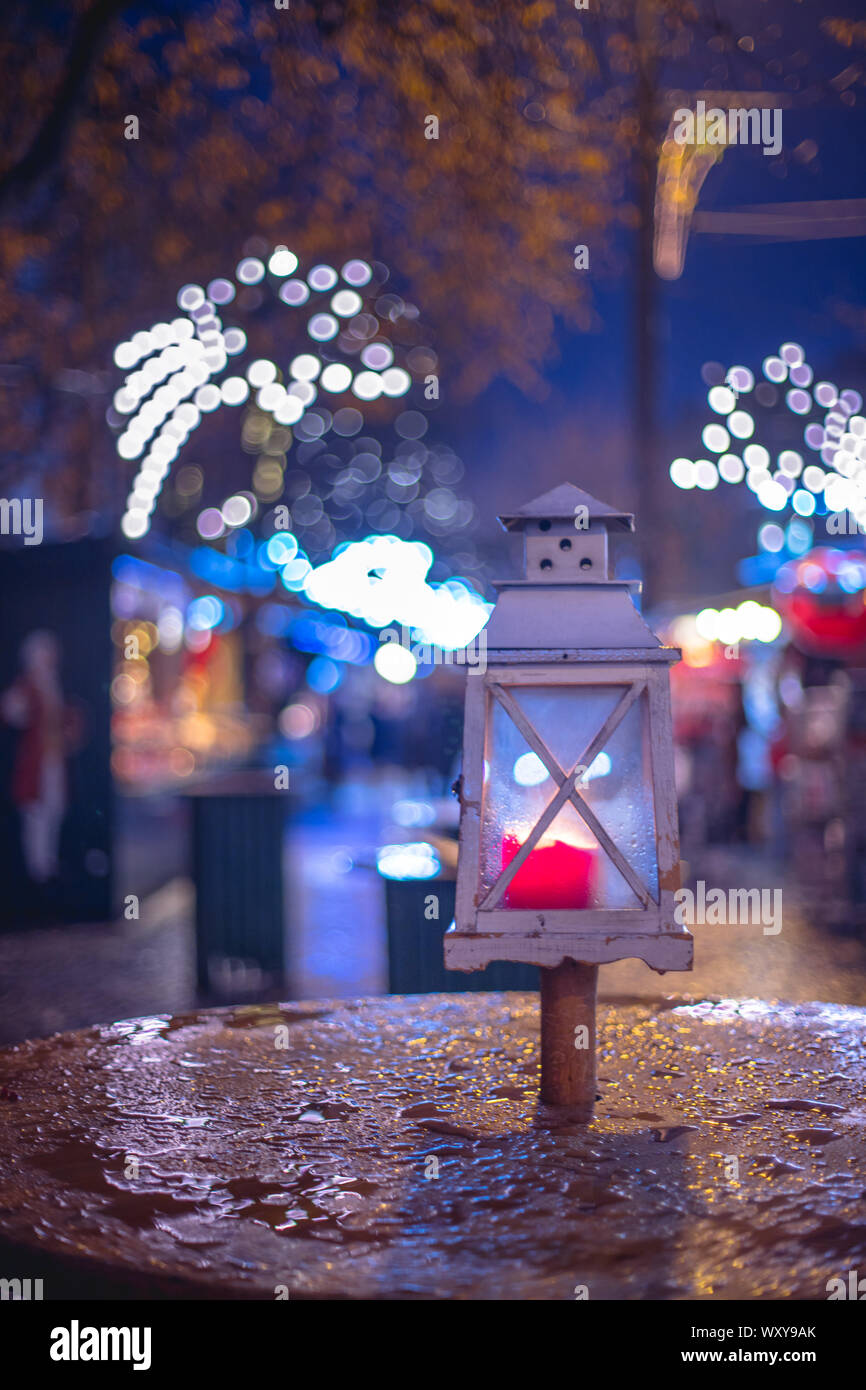 In der Nähe von Weihnachten Laterne auf einem Weihnachtsmarkt. Stadt Flair. Stockfoto