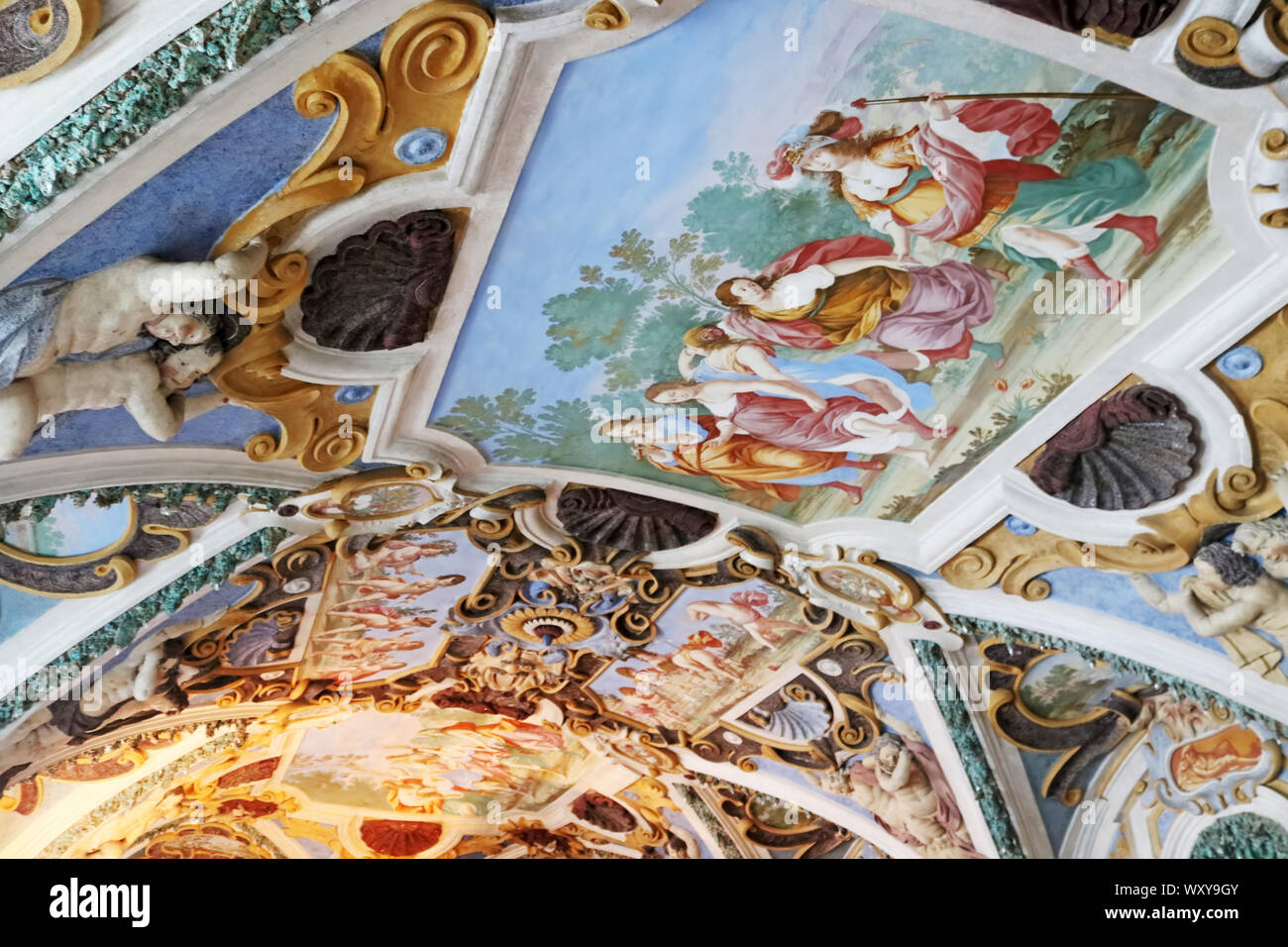 CASTA, SLOWAKEI - 31. AUGUST 2019: das Innere der mittelalterlichen Cerveny Kamen (Rot Stown) Schloss. Decke dekoriert mit Modellierung und Gemälde Stockfoto