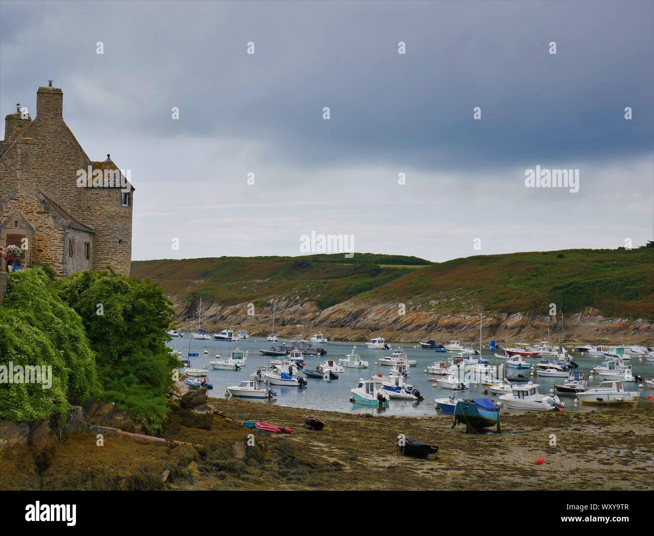 Le Fond du Port du Conquet a Marée Basse, avec ses Bateaux de Plaisance et une Maison fortifie surplombant Le Port Stockfoto