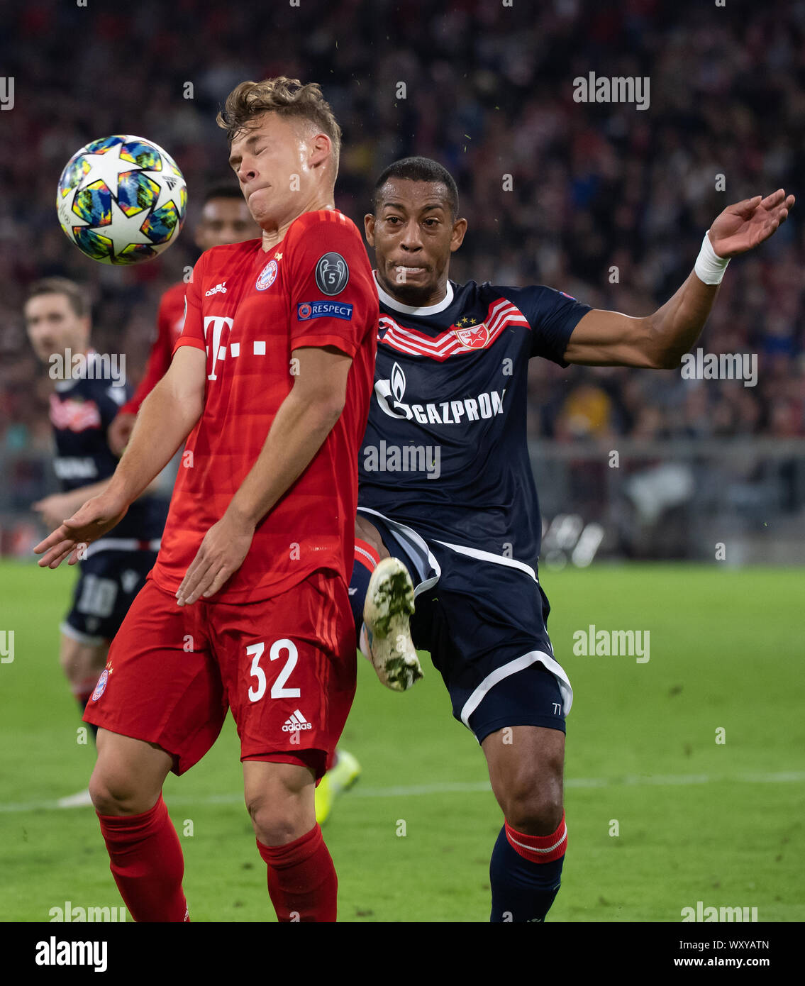 München, Deutschland. 18 Sep, 2019. Fussball: Champions League Bayern München - Roter Stern Belgrad, Gruppenphase, Gruppe B, 1. Spieltag in der Allianz Arena. Joshua Kimmich (l) aus München und Mailand Pavkov aus Belgrad kämpfen um den Ball. Credit: Sven Hoppe/dpa/Alamy leben Nachrichten Stockfoto